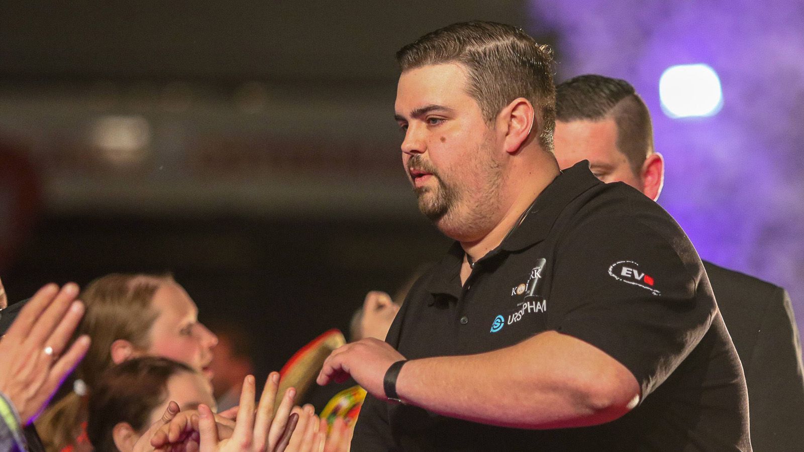 
                <strong>Gabriel Clemens (Deutschland) </strong><br>
                Spitzname: German GiantProfi seit: -Weltrangliste Platz: 56Einlaufmusik: "Harter Weg" von BroilersErfolge: PDC-WM: 2.Runde 2019Players Championship Finals: Achtelfinale 2018
              