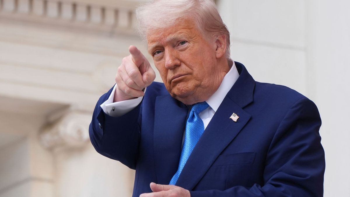 Donald Trump spricht am Memorial Day auf dem Arlington National Cemetery.