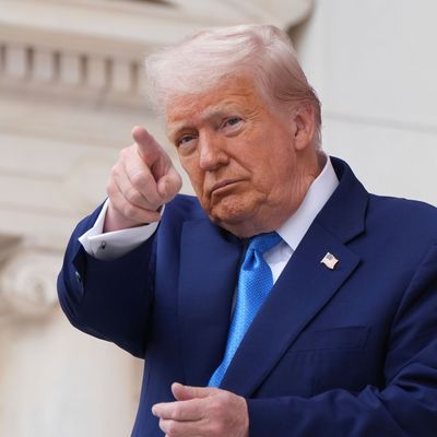 Donald Trump spricht am Memorial Day auf dem Arlington National Cemetery.