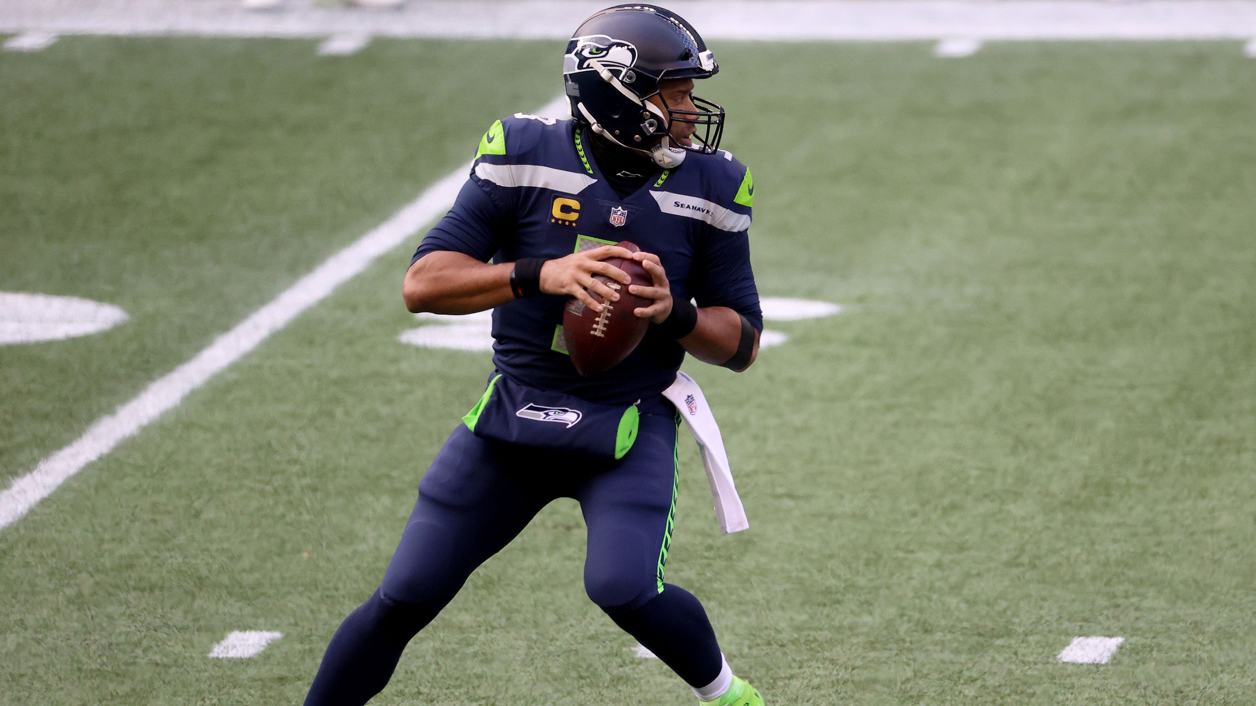 
                <strong>7. Russell Wilson (Quarterback, Seattle Seahawks)</strong><br>
                Platz 7 geht an Russell Wilson. Der Star-Quarterback der Seattle Seahawks konnte sein Team in der vergangenen Saison mit einer Bilanz von 12-4 in die Playoffs bringen. Wilson schloss die reguläre Saison mit einem Career High von 40 Touchdown-Pässen ab.
              