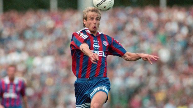 
                <strong>Angriff - Jürgen Klinsmann</strong><br>
                Angriff - Jürgen Klinsmann: Legendäre Tore, legendäre Jubel, legendäre Ausraster. Bei Klinsmann war alles möglich. So trat er während seiner Zeit in München nach einer Auswechslung einfach mal in eine Werbetonne, bekam seinen Fuß anschließend aber nur mit Mühe aus der kaputten Tonne. Doch sportlich war die Karriere des gelernten Bäckers und heutigen US-Nationaltrainers extrem erfolgreich. Klinsmann wurde mit Deutschland Welt- und Europameister, holte mit den Bayern die deutsche Meisterschaft. Zudem wurde der frühere Vollblutstürmer mit den Münchnern und Inter Mailand UEFA-Cup-Sieger.
              