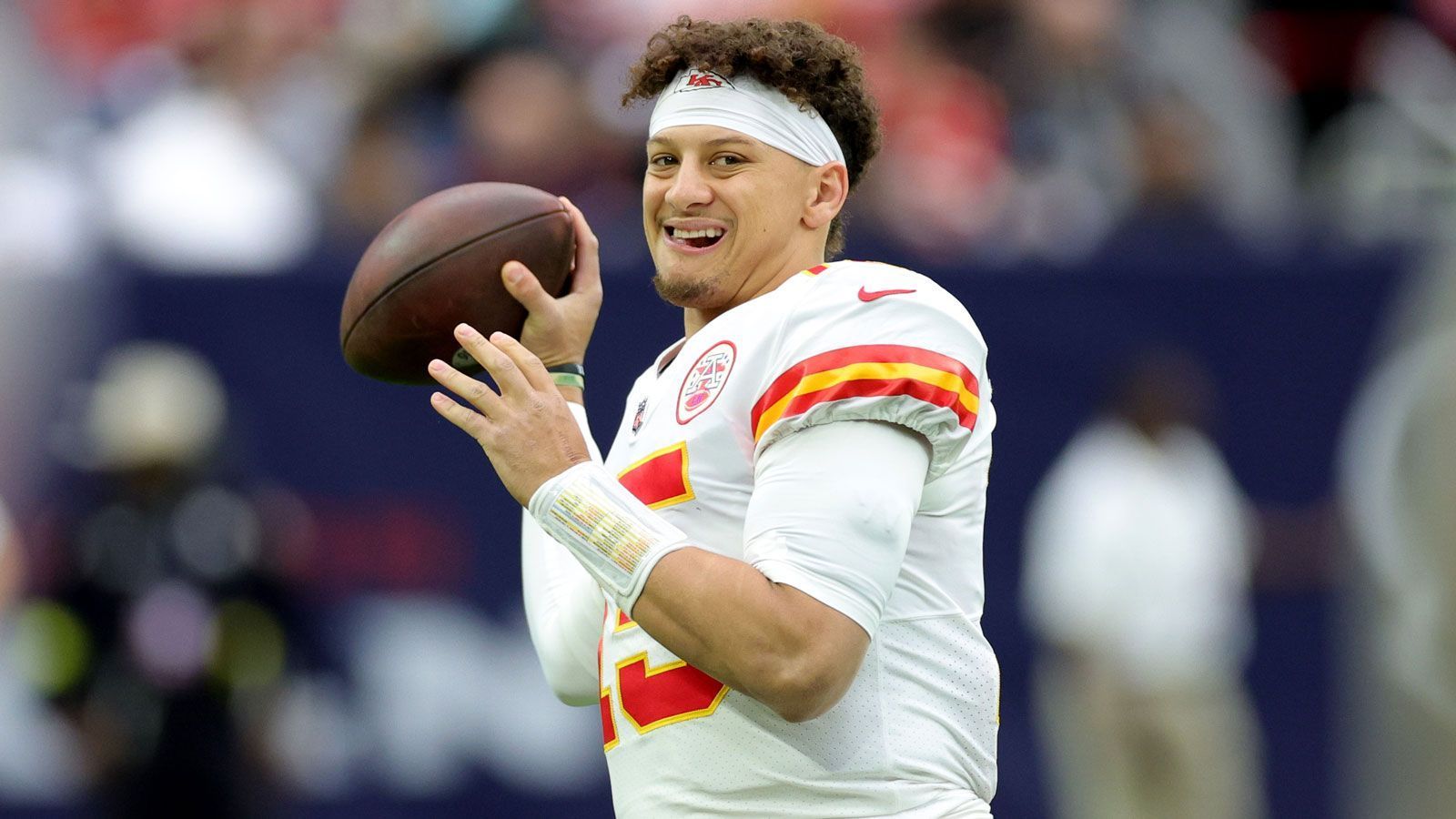
                <strong>Geteilter 2. Platz: Kansas City Chiefs</strong><br>
                &#x2022; Anzahl der Nominierungen: 7<br>&#x2022; Nominierte Spieler: Patrick Mahomes (QB, im Bild), Travis Kelce (TE), Orlando Brown (OT), Creed Humphrey (C), Joe Thuney (G), Chris Jones (DT), Tommy Townsend (P)<br>
              
