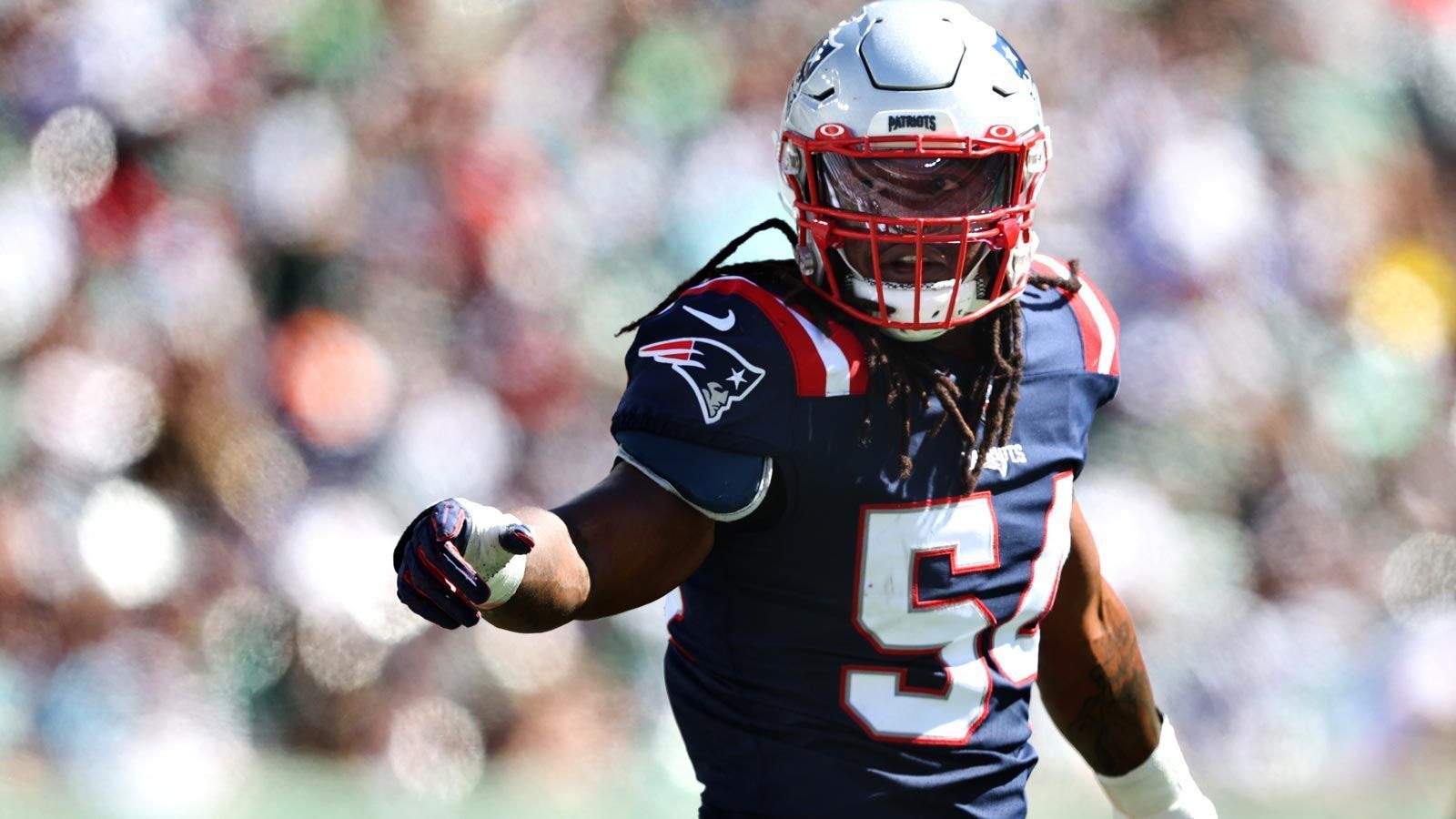 
                <strong>Dont'a Hightower</strong><br>
                Die Zukunft von Dont'a Hightower ist ungewiss. Berichten zufolge soll der 31-Jährige mit dem Gedanken spielen, seine Karriere in der Offseason zu beenden. Hightower entschied sich dazu, die "Covid-Saison" 2020 auszusetzen und kehrte in der Spielzeit 2021 zurück. Aufgrund des Umbruchs bei den New England Patriots sind diese wohl nicht interessiert, die Zusammenarbeit fortzuführen. Sollte Hightower seine Karriere fortsetzen, dürfte es einige Teams geben, die ihm einen guten Vertrag anbieten.
              