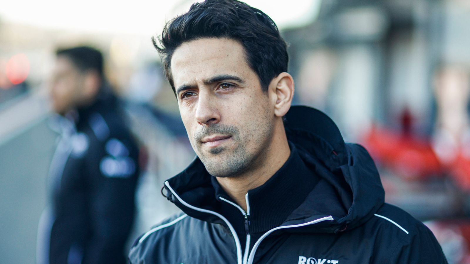 
                <strong>Lucas di Grassi (Mahindra)</strong><br>
                Das Formel-E-Urgestein. Lucas di Grassi ist von Anfang an dabei, mehr noch: Er entwickelte das erste Einheitsauto der Elektro-Rennserie von Spark als Test- und Entwicklungsfahrer mit. Di Grassi siegte beim ersten Rennen in Peking und holte 2016/17 den Titel. Nach dem Audi-Ausstieg nach Saison 7 ging er für Venturi an den Start, 2023 nun für Mahindra.
              