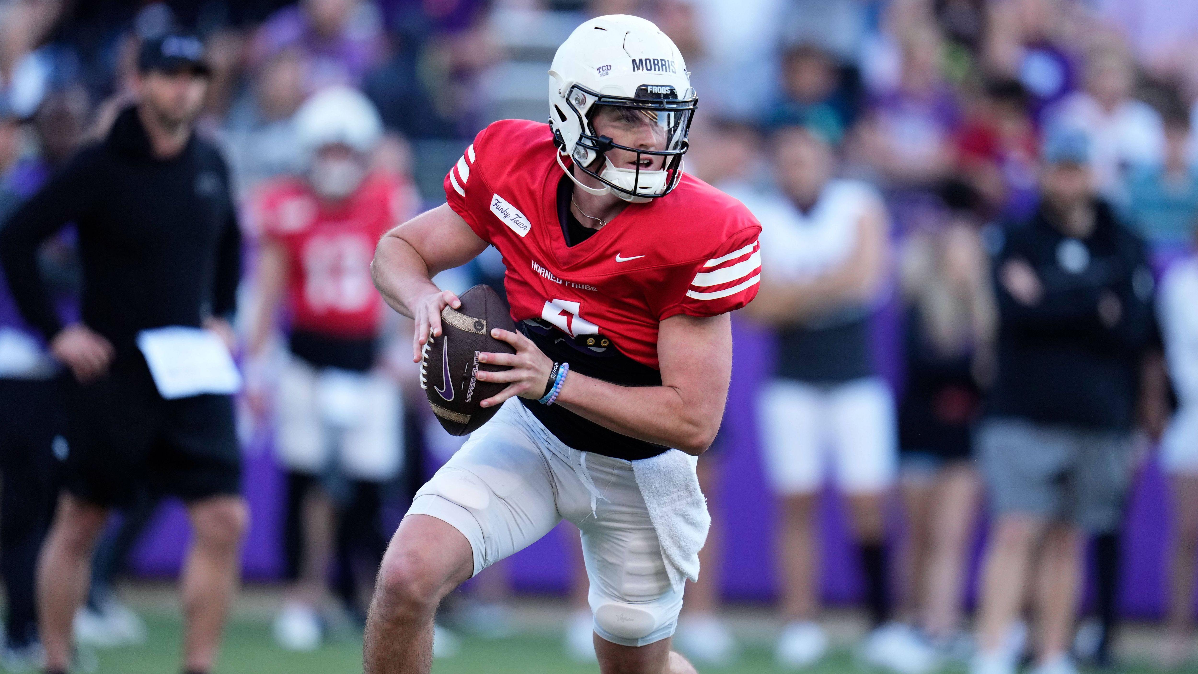 <strong>17. TCU Horned Frogs: Chandler Morris</strong><br>Morris ging bereits letztes Jahr als Starter in die Saison, verletzte sich aber in Week 1 und verlor seinen Posten an Max Duggan, der eine überragende Saison spielte und TCU bis in das National Championship Game führte. Es wird sehr schwierig, diesen Erfolg zu wiederholen, doch Morris wird sehr heiß darauf sein, sein eigenes Kapitel für die Horned Frogs zu schreiben.