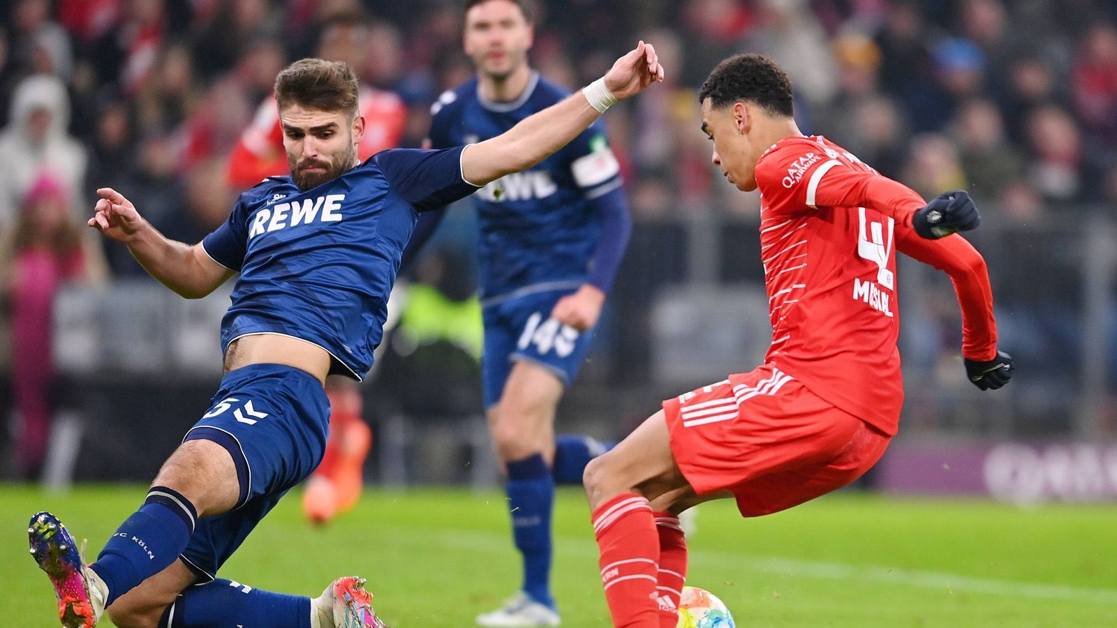 
                <strong>Die bisherigen Begegnungen: Köln gegen Bayern</strong><br>
                Zum Hinrunden-Abschluss nahm der 1. FC Köln mit dem 1:1 beim FC Bayern einen Punkt mit. Laut Florian Kainz war man sogar "nah am Sieg". Zuvor allerdings war Köln für den FC Bayern meist ein sicherer Punktelieferant. Die neun vorherigen Begegnungen gewann stets der FC Bayern. Der letzte Sieg des 1. FC Köln ereignete sich am 5. Februar 2011. Bayern ging damals durch die Treffer von Mario Gomez und Hamit Altintop mit 2:0 in Führung, kassierte aber in der 2. Halbzeit drei Gegentore und verlor 2:3.
              