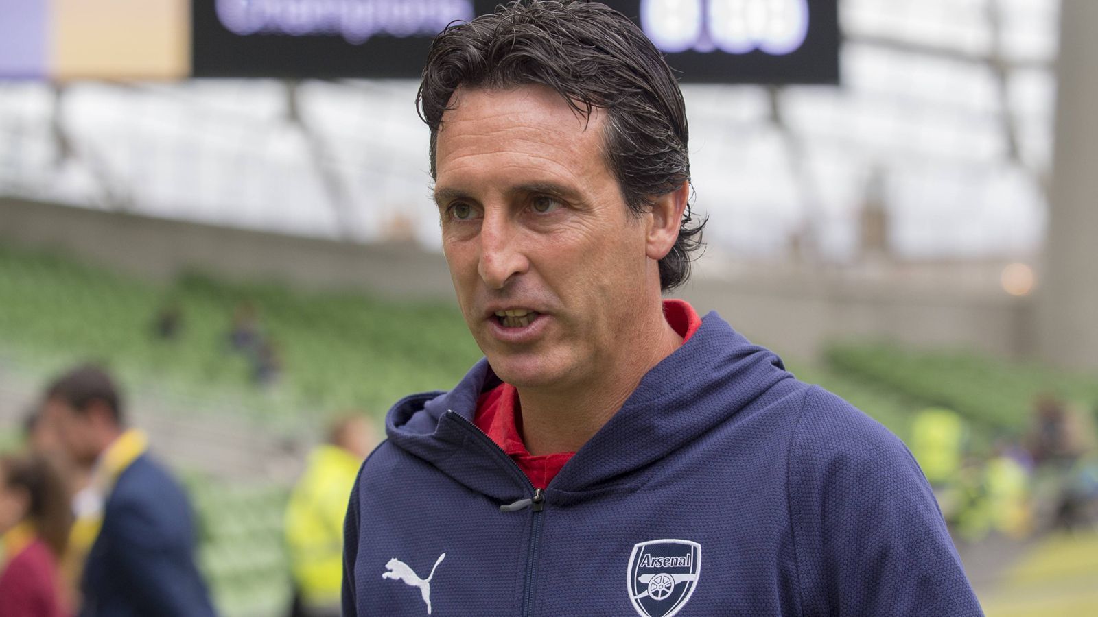 
                <strong>FC Arsenal: Das Jahr 1 nach Arsene Wenger</strong><br>
                Nach 18 Jahren ist die Dienstzeit von Trainer Arsene Wenger beendet. Sein Nachfolger ist Unai Emery (Foto), der zuletzt bei Paris Saint-Germain in der Verantwortung stand. 79 Millionen Euro wurden für neue Spieler ausgegeben. In dem ehemaligen Leverkusener Bernd Leno (25 Millionen) und den ehemaligen Dortmunder Sokratis (16 Millionen) sind auch zwei Bundesliga-Stars unter den Neuzugängen zu finden.
              