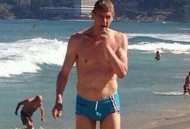 
                <strong>Arsene Wenger </strong><br>
                Wenger, Arsene Wenger - der Arsenal Coach sieht dem James Bond 007 Schauspieler Daniel Craig in seiner blauen Badehose doch sehr ähnlich. 
              