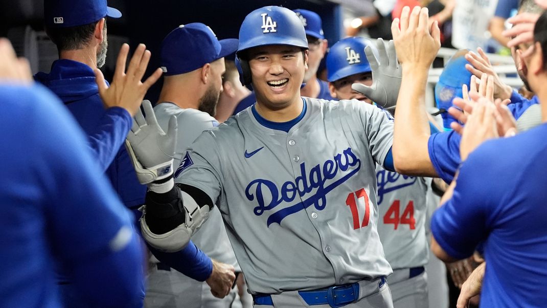 Shohei Ohtani von den Los Angeles Dodgers feiert, nachdem er einen sagenhaften Rekord eingefahren hat.