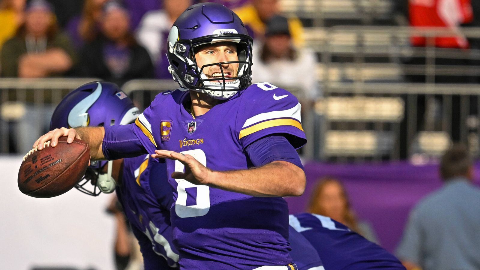 
                <strong>Kirk Cousins lobt den Diggs-Trade</strong><br>
                Kirk Cousins, der Quarterback der Minnesota Vikings, hat mit beiden Receivern in Minnesota zusammengespielt und bewertet den damaligen Trade positiv: "Ich denke, das hat für alle Beteiligten gut funktioniert. Stefon suchte nach einer neuen Gelegenheit. Seine Produktivität in Buffalo zeigt, dass das für ihn sehr gut funktioniert hat." Dass die Vikings dadurch Jefferson picken konnten, war ein guter Ausgleich: "Einfach wegen der Art und Weise, wie Justin spielt. Aber auch Stefon ist ein absoluter Elite-Receiver. Das hat er hier gezeigt und zeigt er nun in Buffalo."
              