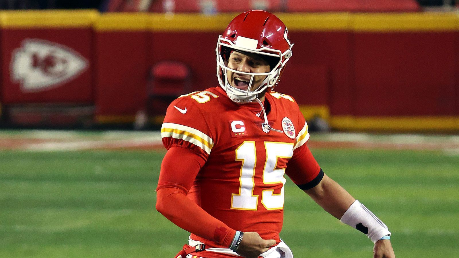 <strong>1. Patrick Mahomes: Stimme wie Kermit - Arm wie eine Kanone</strong><br>
                Der Quarterback der Chiefs hat eine Kanone als Arm und packt jeden Spieltag Würfe aus, die alle anderen NFL-Quarterbacks vor Neid erblassen lassen. No-Look-Pässe, Würfe aus dem Lauf oder übers Stadion-Dach, der Mann hat alles in seinem Repertoire.