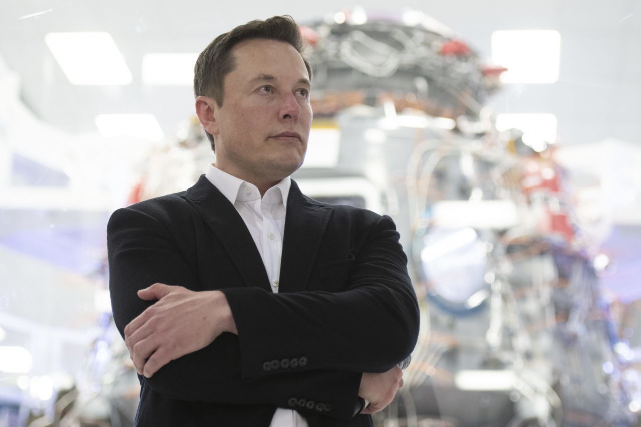 Elon Musk führt 2 Mega-Unternehmen: Tesla und SpaceX. Wie er das zeitlich schafft: Timeboxing. Musk teilt seine Tage in 5-Minuten-Takte ein und befüllt sie im Vornherein. So vermeidet er, dass er sich in einer Aufgabe "verliert". Scheint zu funktionieren: Aktuell ist er der reichste Mensch der Welt. Mit einem Vermögen von 188,5 Milliarden US-Dollar (umgerechnet 154,8 Milliarden Euro) überholte er den Amazon-Chef Jeff Bezos.