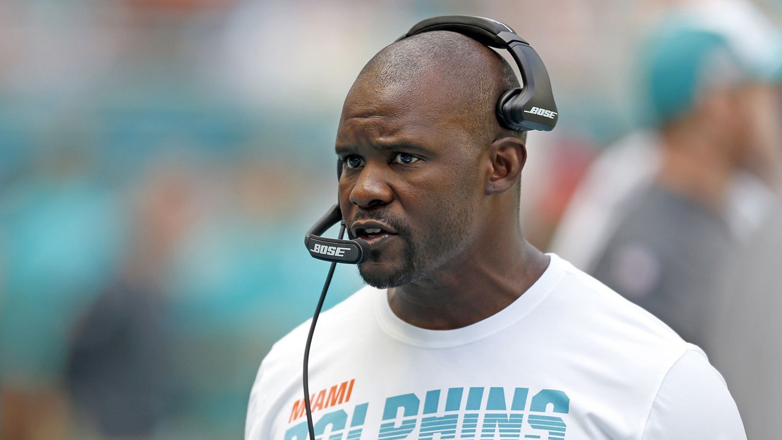 
                <strong>Brian Flores (Miami Dolphins)</strong><br>
                Er ist um seine Aufgabe nicht zu beneiden. Dass diese Saison des Umbruchs nicht einfach werden würde, war abzusehen. Dass es jedoch auf ein Desaster zusteuert, macht es für ihn noch schwieriger. "Tanking" ist das böse Wort, das die Runde macht. Irrwitzige Trades nähren den Verdacht, bringen aber auch einen Packen an Erstrundenpicks. Die vier Niederlagen der Dolphins und die 163 Punkte muss man also unbedingt im Kontext sehen.
              