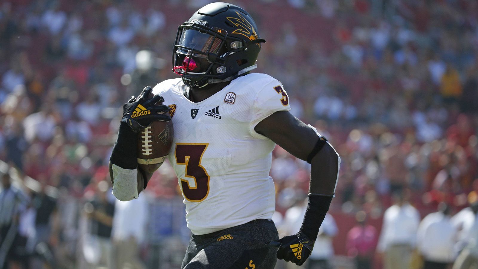 
                <strong>Eno Benjamin (Arizona State Sun Devils)</strong><br>
                Der Running Back der Arizona State Sun Devils erlief in diesem Jahr 1083 Yards und konnte so zehn Touchdowns erzielen. Zwei weitere gelangen dem 20-Jährigen durch einen Catch. 
              