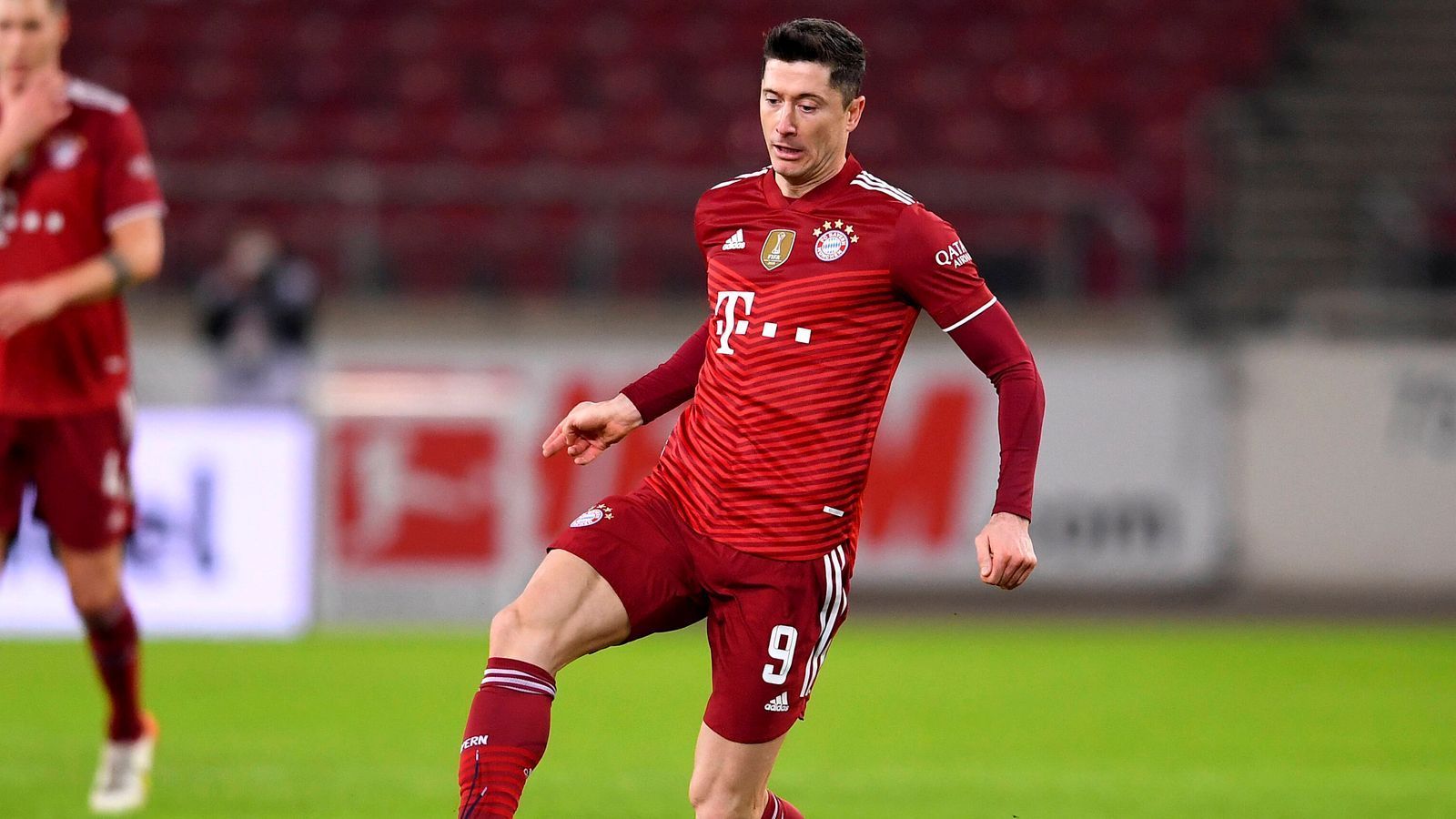 
                <strong>Robert Lewandowski</strong><br>
                Wird von Müller und Gnabry gesucht, holt sich die Bälle aber auch selbst aus dem Mittelfeld. Ist viel unterwegs, die eindeutigen Möglichkeiten bleiben in der ersten Halbzeit aber aus. Nach der Pause wendet sich das Blatt. Nach Gnabrys Steilpass in der 69. Minute in den Lauf lupft Lewandowski das Leder zum 3:0 ins Tor. Nur weniger Minuten später verwandelt er eine erneute Gnabry-Flanke aus kurzer Distanz zum 4:0. Es sind die Treffer Nummer 41 und 42 im Jahr 2021. ran-Note: 1
              