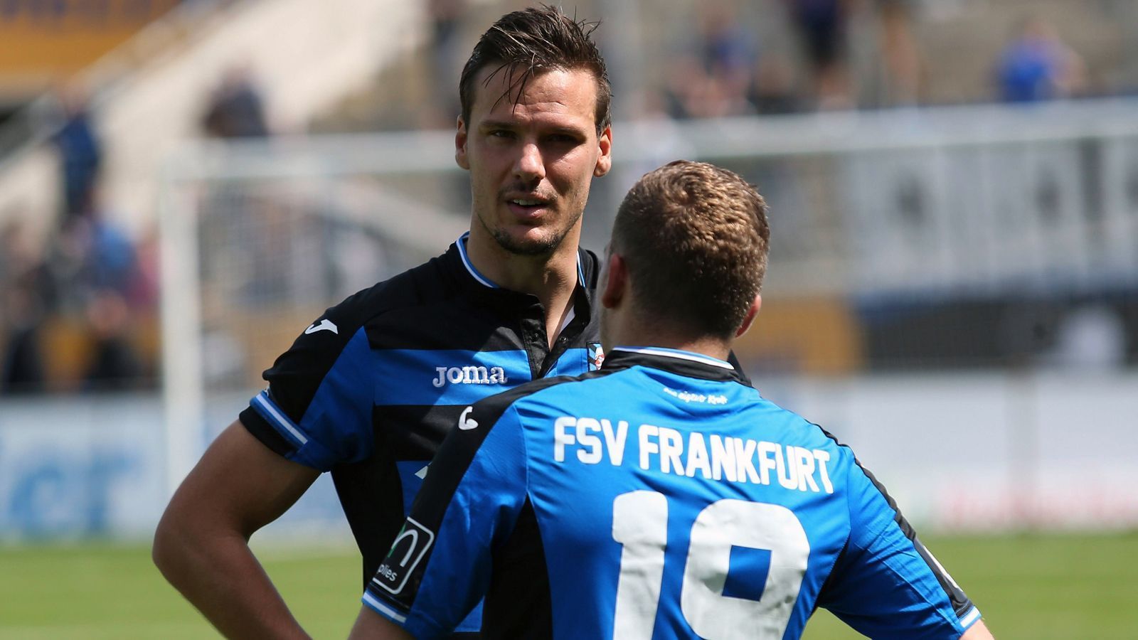 
                <strong>FSV Frankfurt (Saison 2016/17): Neun Punkte abgezogen</strong><br>
                In der bislang letzten Drittliga-Saison des FSV Frankfurt kam es für die Hessen knüppeldick. Sportlich lief es für den einstigen Zweitligisten ohnehin nicht gut und dann folgte wegen eines Insolvenzantrages auch noch die obligatorische Bestrafung von neun Minus-Punkten. Am Ende der Saison stand der FSV damit finanziell und sportlich vor einem Scherbenhaufen, es ging als abgeschlagenes Schlusslicht runter in die Regionalliga. Auch ohne den Punktabzug wäre der letzte Platz und damit der Abstieg der Frankfurter nicht zu verhindern gewesen. 
              