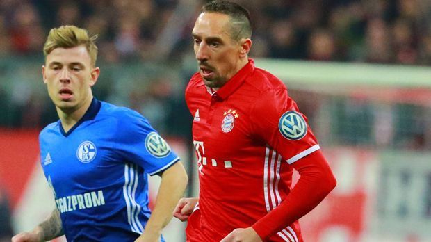 
                <strong>Franck Ribery (FC Bayern München)</strong><br>
                Franck Ribery (FC Bayern München): Nach Verletzung mit dem Comeback in der Bayern-Startelf - und nach zwei Minuten gleich mit der Vorlage zum 1:0. Bereitet nach einer halben Stunde uneigennützig auch Lewandowskis zweiten Treffer vor. Spielt, wie Ribery am liebsten spielt: umtriebig, trickreich, mit viel Witz. Einzig sein überhartes Einsteigen gegen Goretzka muss nicht sein. ran-Note: 2
              