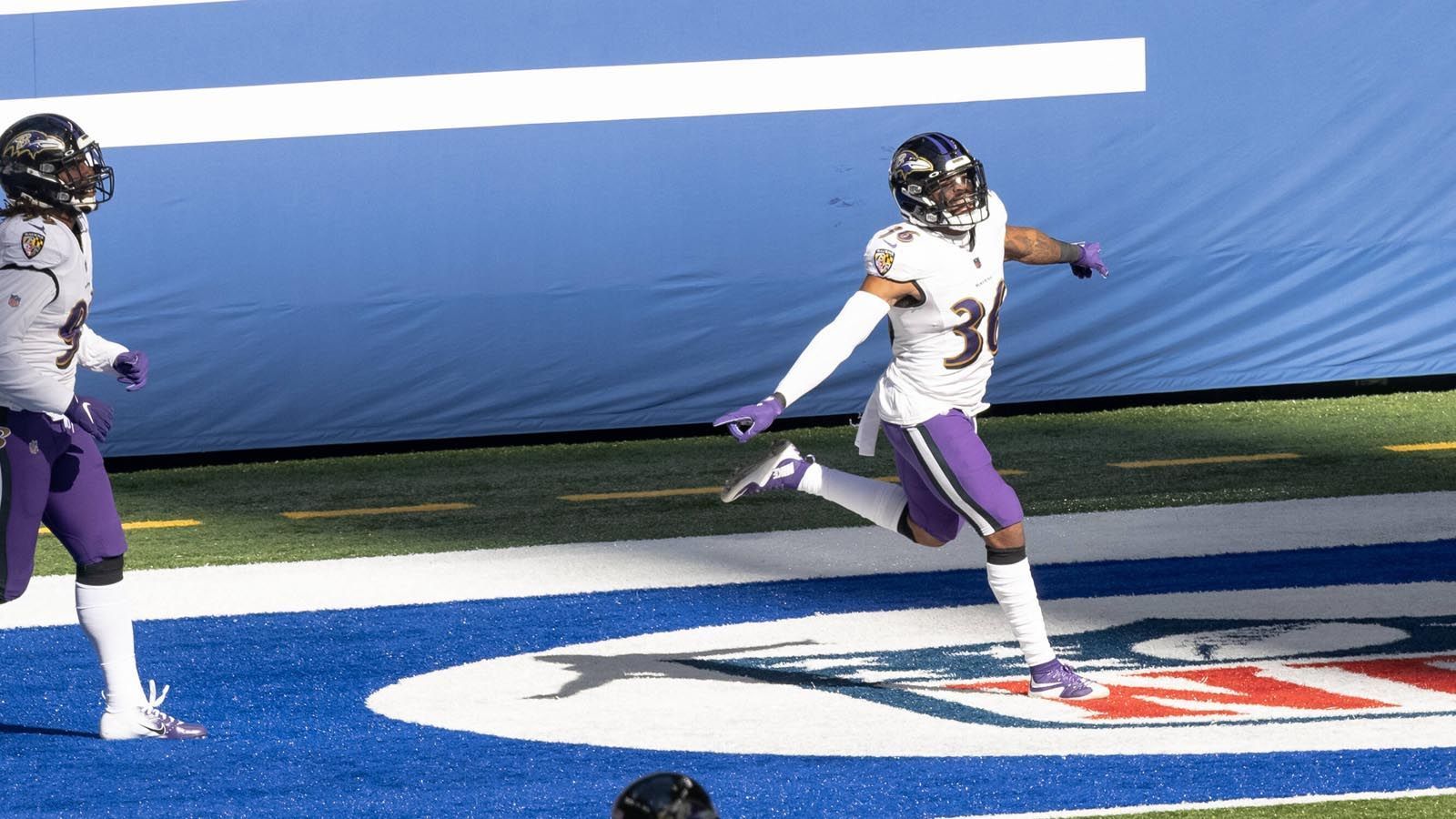 
                <strong>Week 9: Baltimore Ravens stellen Score-Rekord auf</strong><br>
                Die Baltimore Ravens haben mit dem 24:10-Erfolg über die Indianapolis Colts NFL-Geschichte geschrieben. Es war bereits das 31. Spiel in Folge von Lamar Jackson und Co. bei dem sie mindestens 20 Punkte in der Offensive aufs Scoreboard brachten. Damit überbieten die Ravens nun die Bestmarke der Denver Broncos, die zwischen 2012 und 2014 30 Partien in Folge mindestens 20 Punkte erzielen konnten.
              