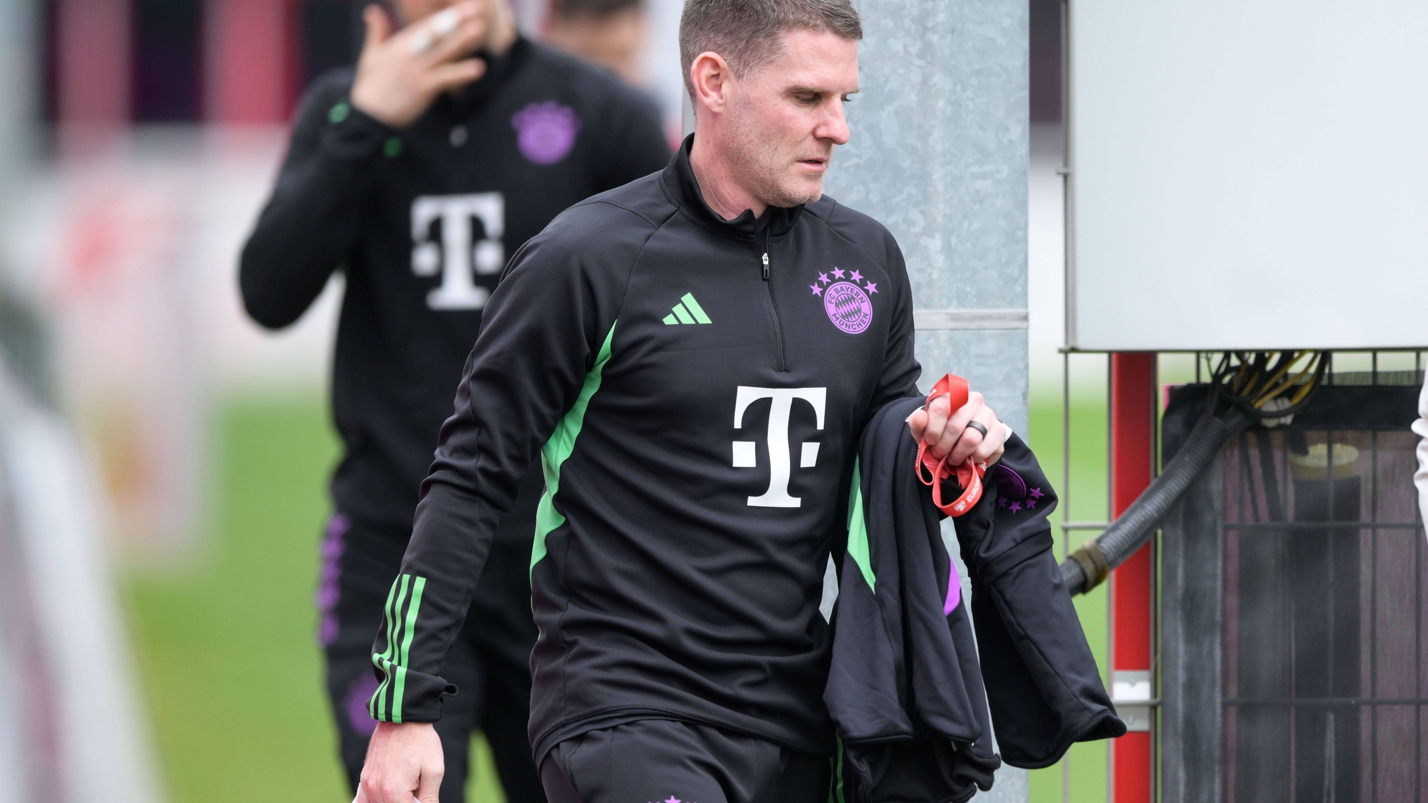 <strong>Co-Trainer (u.a. Anthony Barry)</strong><br>Nicht zu vergessen sind die Zahlungen, die der FC Bayern für Assistenztrainer aufbringen musste. Tuchel brachte Anthony Barry mit, der die Bayern 500.000 Euro gekostet haben soll. Für die Nagelsmann-Assistenten Dino Toppmöller und Xaver Zembrod sollen laut “Bild“ Ablösesummen im unteren sechsstelligen Bereich geflossen sein. Hinzu kommen Abfindungs-Zahlungen.&nbsp;