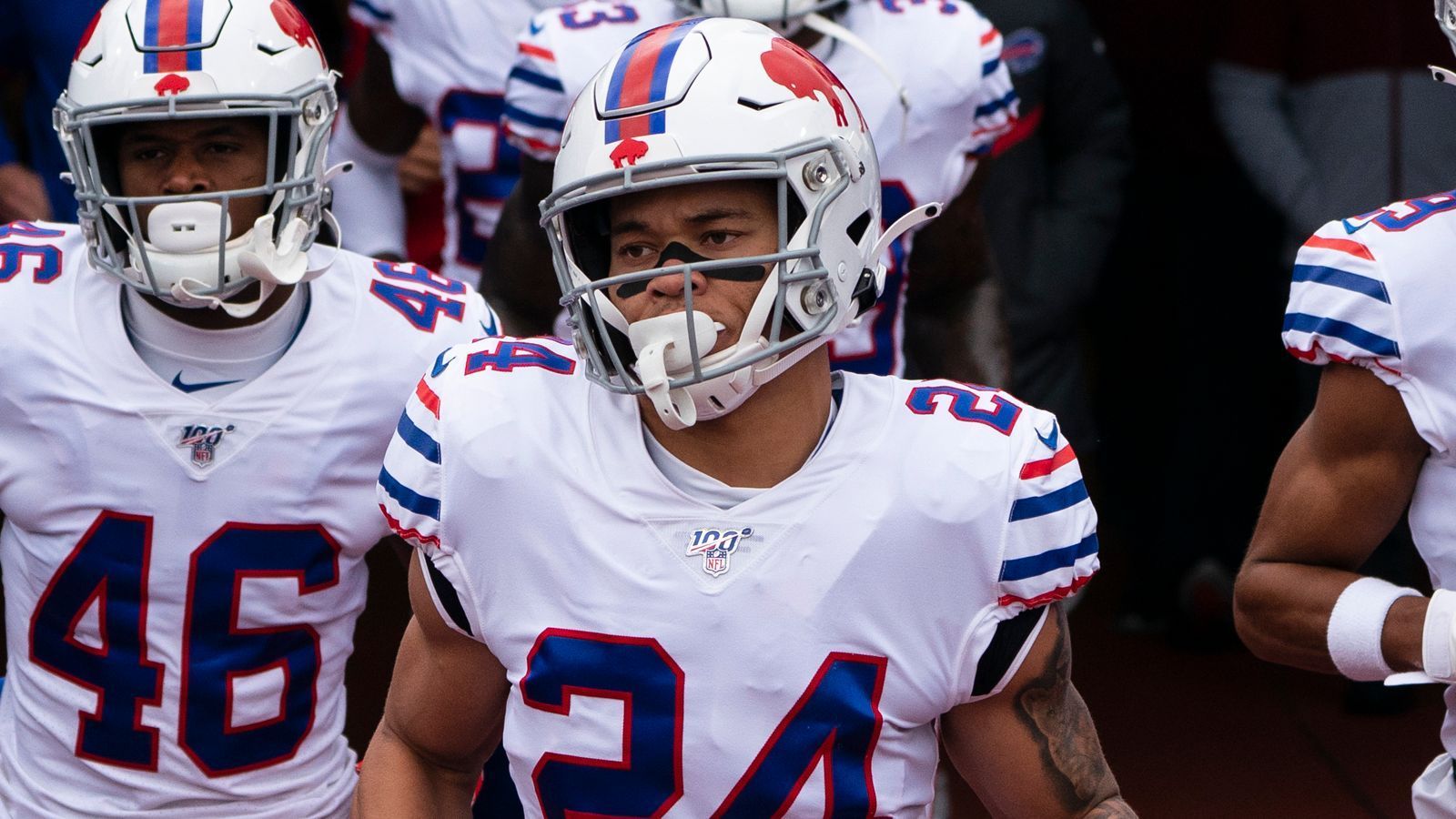 
                <strong>Taron Johnson (Cornerback - Buffalo Bills)</strong><br>
                Tavon Johnson hat sich schon im Divisional-Game gegen die Baltimore Ravens als Playmaker bewiesen und mit seinem Interception-Return-Touchdown über 101 Yards einen 27 Jahre alten Playoff-Rekord eingestellt. Nur George Teague hat mit den Packers 1993 einen genauso langen Return hingelegt. Mit Johnson und White auf dem Feld wird sich Patrick Mahomes also ganz genau überlegen müssen, wann und welchen Receiver er anspielt. Ansonsten könnte der amtierende Super-Bowl-MVP in ernsthafte Schwierigkeiten geraten. 
              