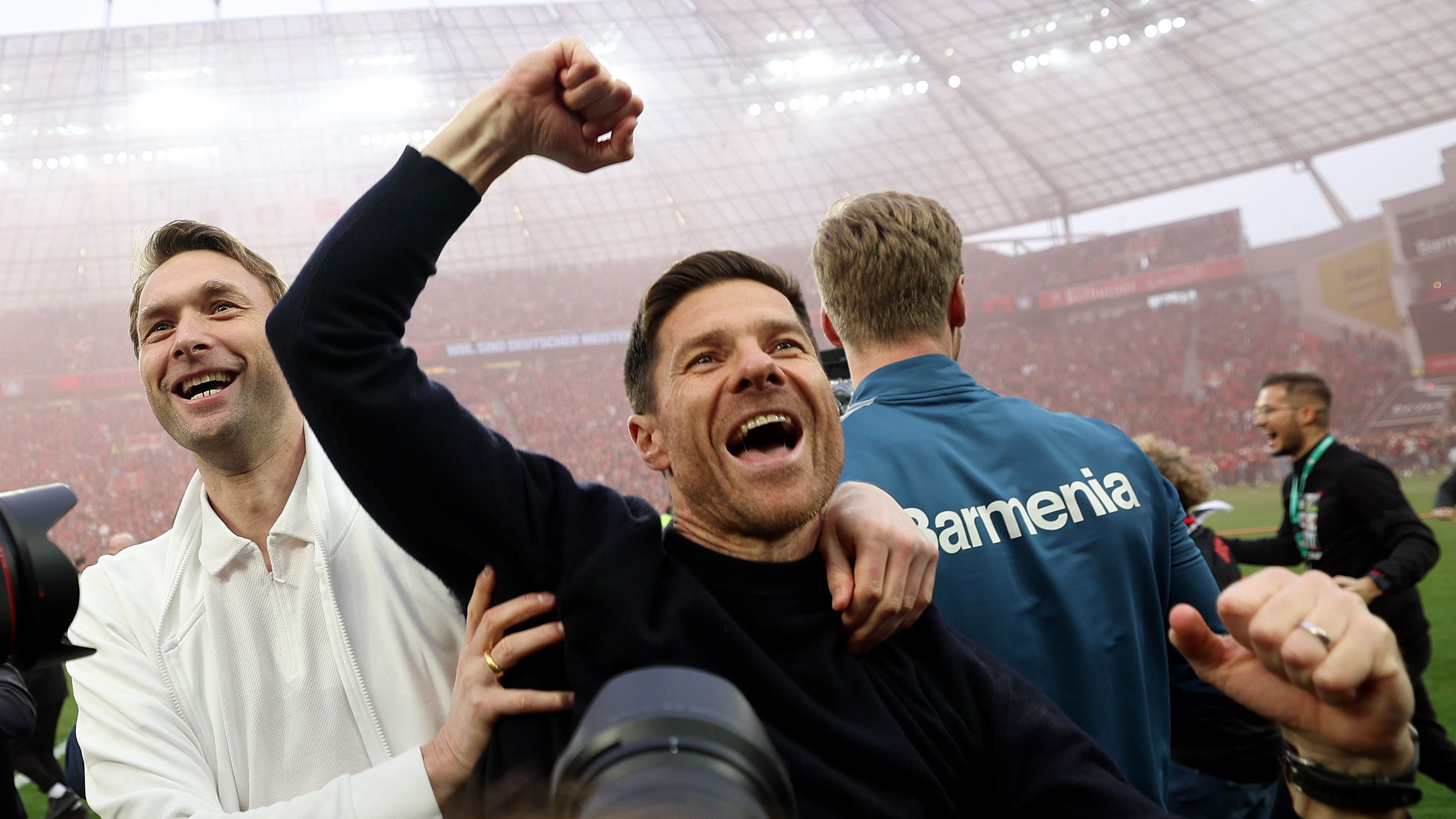 <strong>Marca (Spanien)</strong><br>Xabi I. von Deutschland. Bayer Leverkusen erobert den ersten Bundesligatitel seiner Geschichte. Adios Neverkusen, hola Meisterkusen. Ein Märchen, das mit der Ankunft von Fernando Carro 2018 begann. Xabi Alonso krönt sich zum König Deutschlands.