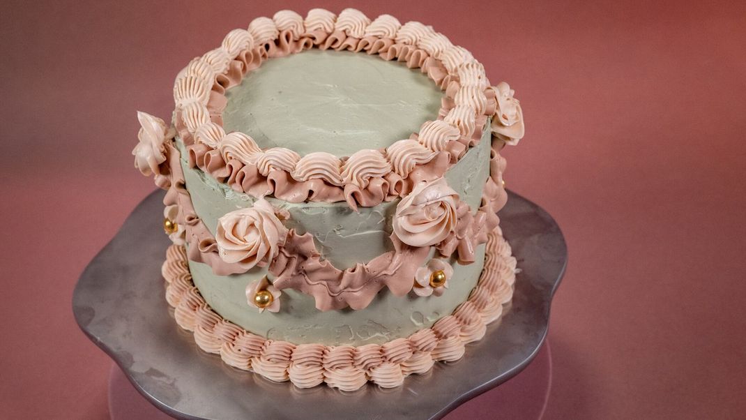 Pistazien-Böden mit Pistazien-Buttercreme, Amarenakirsch-Buttercreme und Schoko-
Knusperperlen