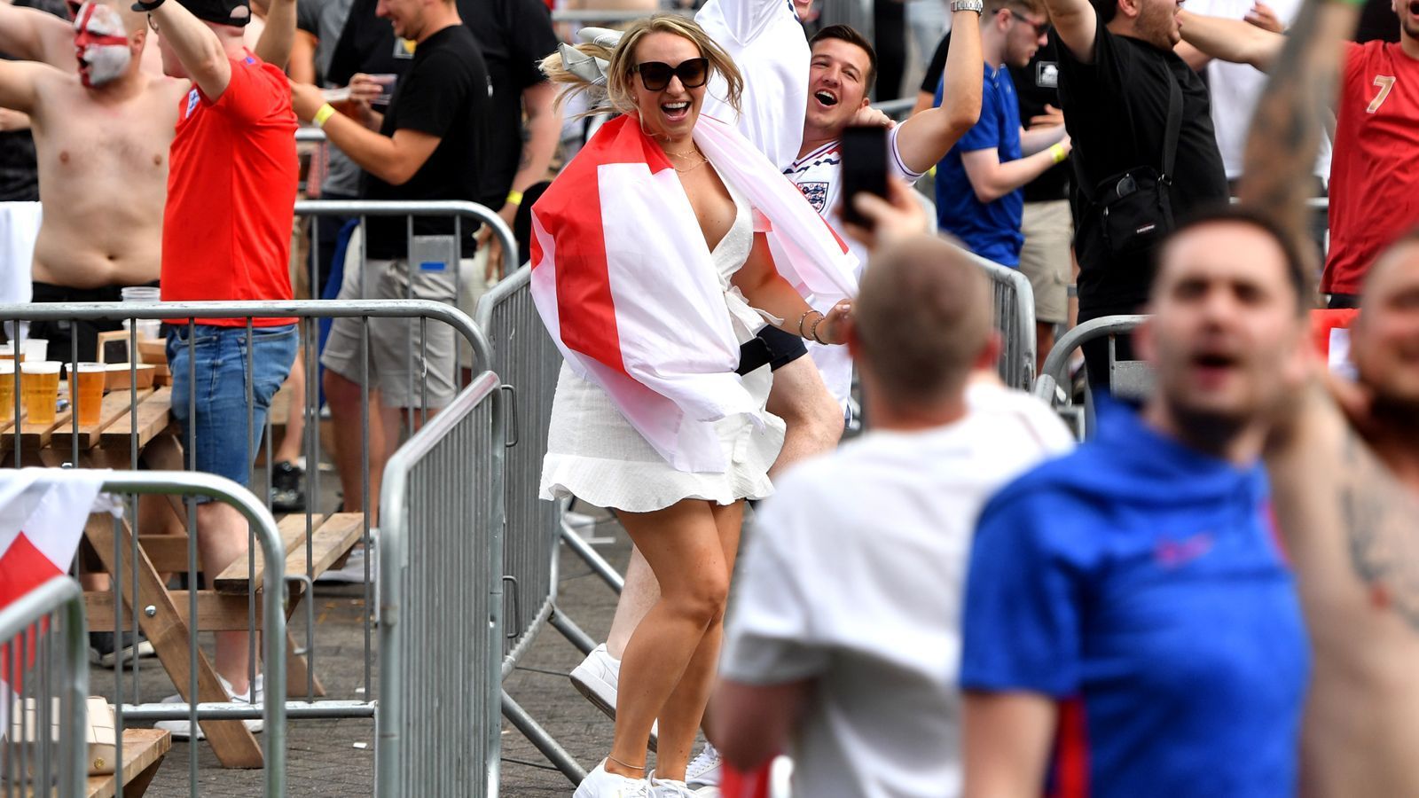 
                <strong>Freude bei den englischen Fans</strong><br>
                Die Fan-Zonen in der EM-Gastgeberstadt London waren Stunden vor dem ersten Auftritt der Engländer bereits gut gefüllt, die Stimmung ausgelassen. 
              