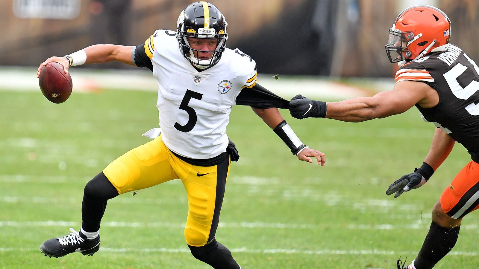 
                <strong>Joshua Dobbs, Quarterback</strong><br>
                Mason Rudolph und Ben Roethlisberger dürften in dem Match keine Spielzeit erhalten, dafür aber Dwayne Haskins und Joshua Dobbs. Dobbs bringt einen guten Mix aus Athletik und Wurfkraft mit, ihm fehlt bisher allerdings der Feinschliff in der NFL. Gelingt es ihm, im Training Camp und in der Vorbereitung Fortschritte in Bereichen wie der Spielintelligenz oder Wurfgenauigkeit zu zeigen, könnte er sogar Rudolph als Backup verdrängen. 
              