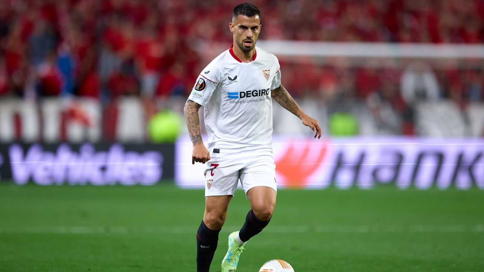 
                <strong>Suso</strong><br>
                Ein Mann mit reichlich internationaler Erfahrung wäre Suso, den Sevilla im Sommer 2023 auf den Markt wirft. Der 29-Jährige spielte in der Vergangenheit unter anderem schon für den FC Liverpool und den AC Mailand. In Sevilla gehörte der Spanier, der noch Vertrag bis 2025 hat, allerdings zuletzt eher nur noch zu den Ergänzungsspielern. Im Sommer 2020 legten die Andalusier für den Offensivspieler noch über 20 Millionen Euro Ablöse auf dem Tisch, nun würde man Suso wohl aufgrund der finanziellen Sorgen wohl ganz gerne loswerden. 
              