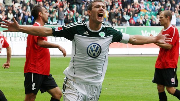 
                <strong>Edin Dzeko ist Torschützenkönig</strong><br>
                Mit der Torjägerkrone 2010 hatte Lewandowski noch nichts zu tun, die setzte sich ein Wolfsburger auf. Edin Dzeko, im Jahr zuvor sogar Meister mit dem VfL, schoss in der Spielzeit 2009/10 22 Tore und verwies damit Sefan Kießling (21) und Lucas Barrios (19), einen anderen Ex-Dortmunder, auf die Plätze zwei und drei. Bei Bayern und Bremen waren damals Arjen Robben und Claudio Pizarro mit jeweils 16 Treffern die gefährlichsten Akteure.
              