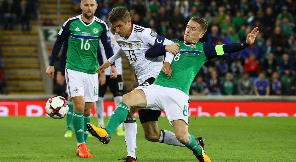 
                <strong>Thomas Müller</strong><br>
                Im Gegensatz zu den Spielen des FC Bayern ist Thomas Müller unter Jogi Löw gesetzt - und tut vieles dafür, dass das auch so bleibt: mit schönen Pässen auf seine Vorder- und Nebenmänner Goretzka, Draxler und Wagner. Stark auch der Assist zum 2:0 durch Sandro Wagner in der 21. Minute. In der 50. Minute hat er per Kopf die Chance zum 3:0. ran-Note: 2. 
              