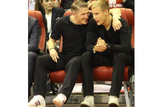 
                <strong>Abendunterhaltung auf Bayern-Art</strong><br>
                Nach getaner Arbeit heißt es für Bastian Schweinsteiger und Holger Badstuber noch ein bisschen Abendunterhaltung. Die suchen sie bei den Basketballern des FC Bayern - und werden nicht enttäuscht. Der FCBB besiegt im Eurocup JDA Dijon mit 93:84. Ein gelungener Tag für Badstuber.
              