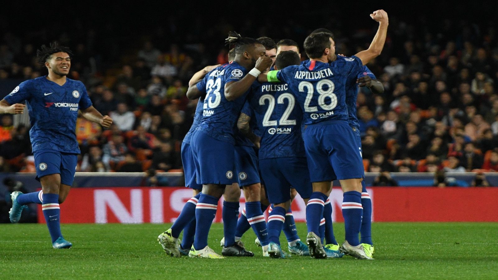 
                <strong>FC Chelsea</strong><br>
                In Gruppe H schaffte es Frank Lampard mit seinem Team als Gruppenzweiter in die Runde der besten 16 Teams Europas. Dank eines 2:1-Heimerfolgs gegen den OSC Lille.
              