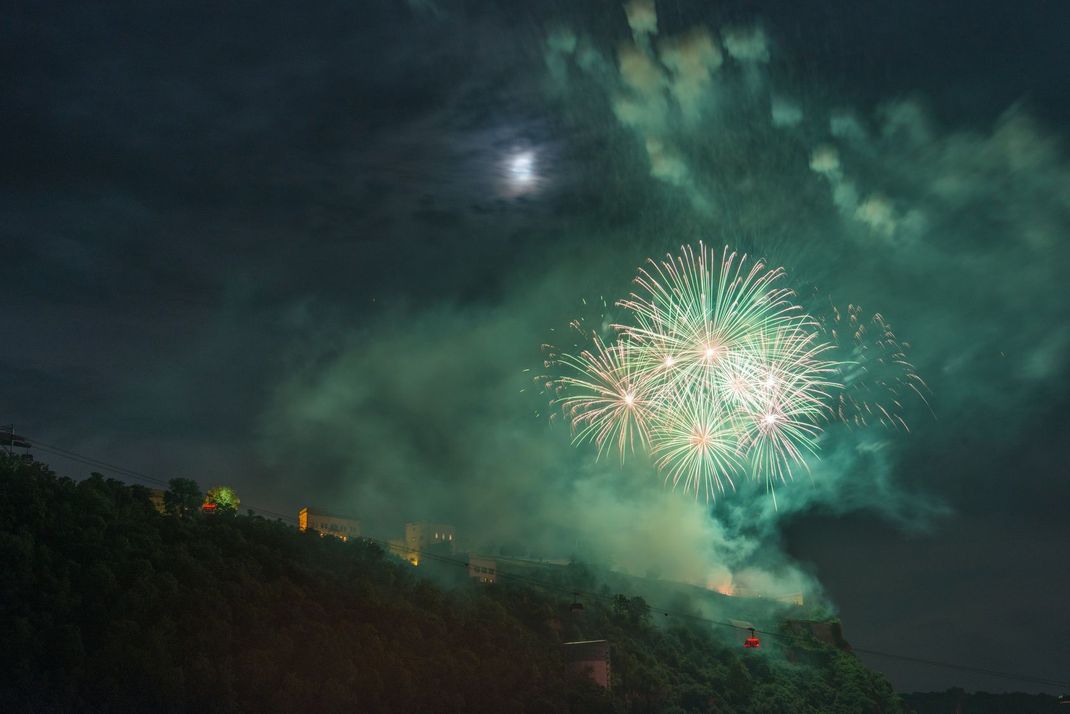 Um Mitternacht lassen alle Raketen steigen, dann ist im Nu alles verqualmt. Wer gute Silvesterfotos machen möchte, nutzt daher die Gunst der Stunde vor dem Jahreswechsel.