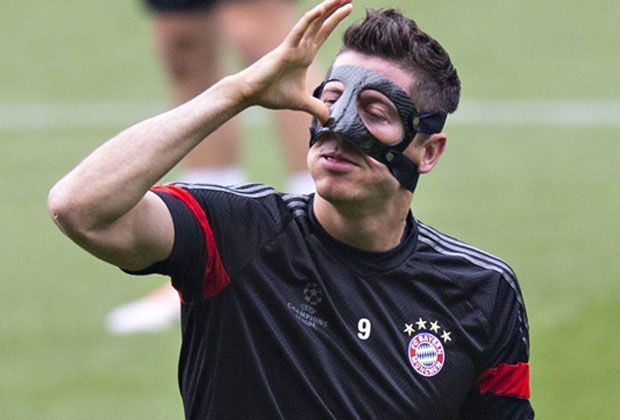 
                <strong>Robert Lewandowski</strong><br>
                Zunächst überprüft Lewandowski den Sitz der Maske, indem er im Nasenbereich auf sie draufdrückt.
              