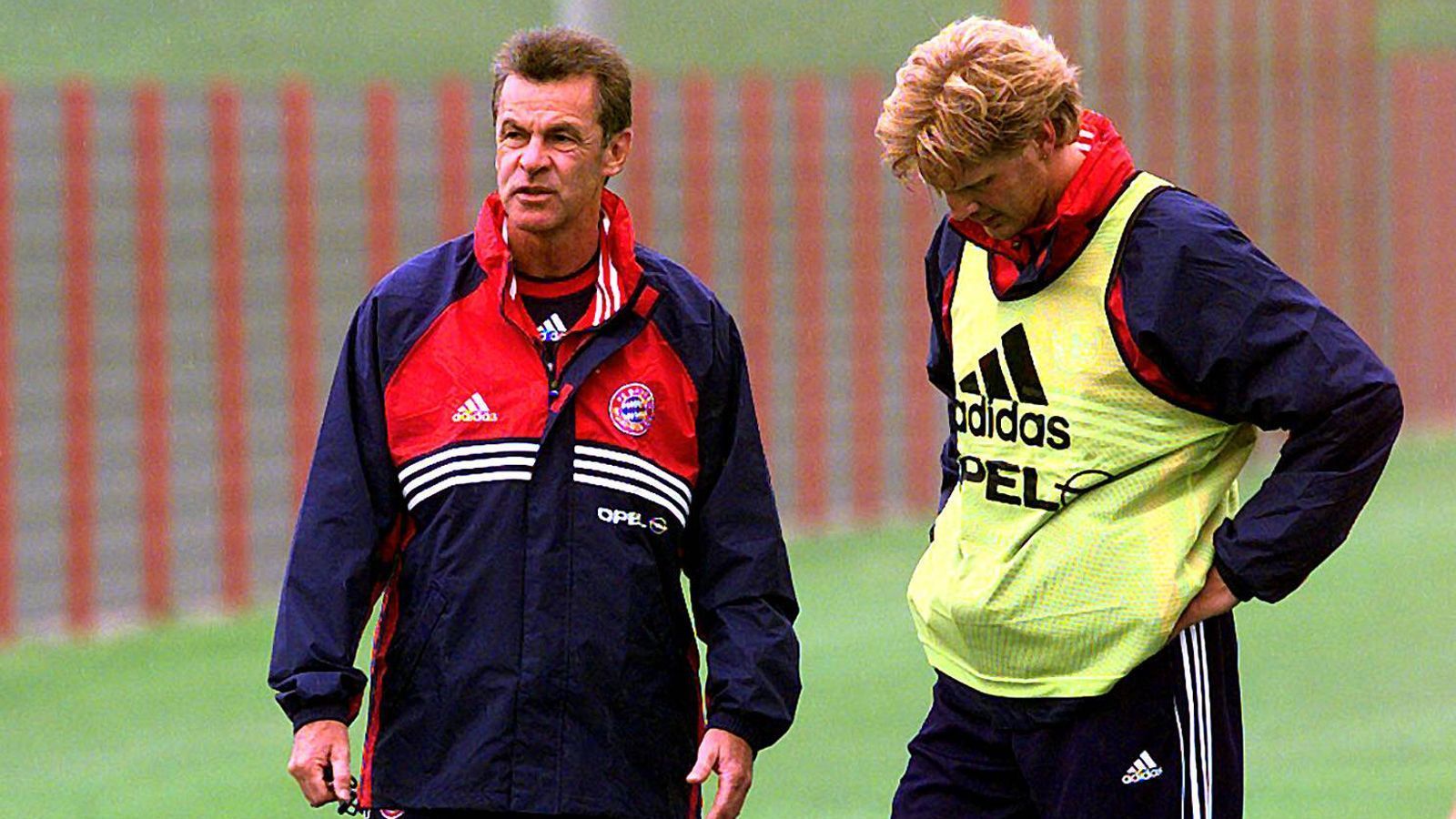 
                <strong>Ottmar Hitzfeld</strong><br>
                Ottmar Hitzfeld, der die Bayern jahrelang als BVB-Trainer ärgerte und die 1997 Champions League gewann, lernte aus es den Fehlern seiner Vorgänger. Er dirigierte die Star-Truppe mit Hilfe seiner Stars Stefan Effenberg und Oliver Kahn. "Wir waren damals auch nicht beleidigt, dass Ottmar Hitzfeld vor allem mit Stefan Effenberg und Oli Kahn gesprochen hat", sagte der damalige Bayern-Profi Markus Babbel im aktuellen Interview mit ran. Zudem rotierte Hitzfeld so clever, dass selten Spieler richtig unzufrieden sein konnten. Nicht nur von den Medien erhielt er schließlich den Ehrentitel "der General". Später gab Hitzfeld zu, er sei manchmal erleichtert gewesen, wenn sich einer der Stars verletzt habe. Das habe ihm so manche harte Personalentscheidung erspart.
              