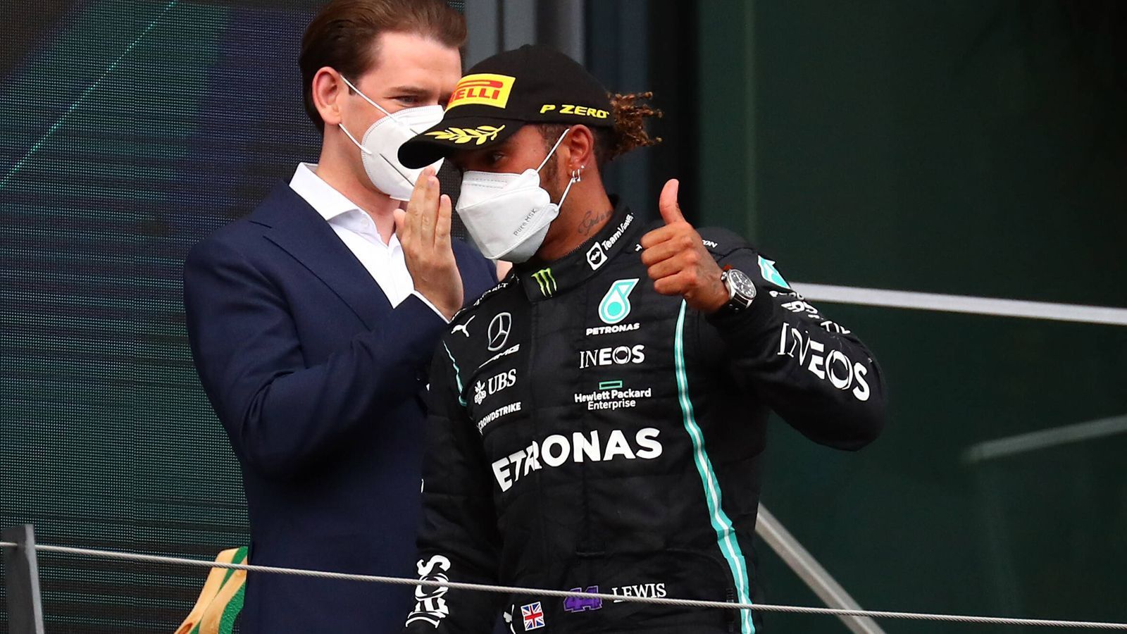 
                <strong>Hamilton schlägt zurück</strong><br>
                Doch wie wird es weitergehen? Kann Mercedes zurückschlagen? Immerhin hatte Wolff angekündigt, dass es eigentlich keine Updates für das Auto geben werde, weil man sich auf die Entwicklung des 2022er-Autos konzentrieren wolle. Dann kommt in der Formel 1 ein neues Reglement. Bei Red Bull soll es hingegen noch Weiterentwicklungen geben. Berger hat Hamilton trotzdem weiter auf der Rechnung, dazu erwartet er, dass auch Mercedes technisch noch nachlegen wird, Saison 2022 hin oder her. "Ich erwarte schon, dass Lewis Hamilton noch zurückschlagen wird. Er ist ein Ausnahmekönner und ganz knapp dran, der erfolgreichste Rennfahrer aller Zeiten zu werden. Der sitzt jetzt schon in seinem Büro und überlegt mit seinen Ingenieuren die nächsten Schritte", so der Österreicher über den siebenmaligen Champion. Und Verstappen? Er sei ebenfalls ein Ausnahmekönner, so Berger, "allerdings noch sehr jung und somit mit weniger Erfahrung als Hamilton. Dennoch wissen wir, dass er aktuell keine Fehler macht und im Zweikampf sehr stark ist. Für mich ist bei diesem Duell noch alles offen."
              