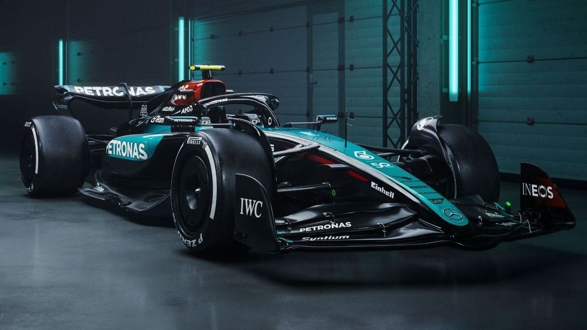 Mercedes W15 mit Sonderdesign in den Farben von Petronas für das Formel-1-Rennen in Singapur 2024