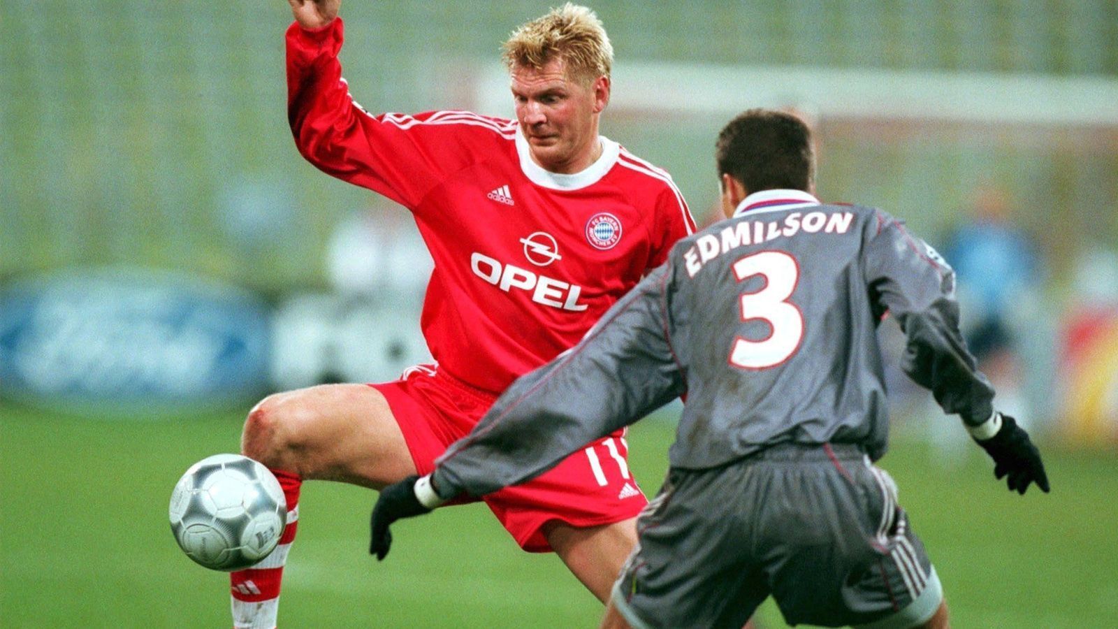 
                <strong>FC Bayern - Olympique Lyon (Gruppenphase Saison 2000/01)</strong><br>
                Das erste Pflichtspiel zwischen dem FC Bayern und Lyon fand in der Champions-League-Saison 2000/01 statt. Am 22. November 2000 gewannen die Münchner um Vorlagengeber Stefan Effenberg im Olympiastadion vor nur 18.000 Zuschauern durch einen Treffer von Jens Jeremies (55. Minute) mit 1:0. So starteten die Bayern mit drei Punkten in die zweite Gruppenphase, die es damals noch in der Champions League noch gab. Das Rückspiel in Lyon ist bis heute denkwürdig, denn ...
              