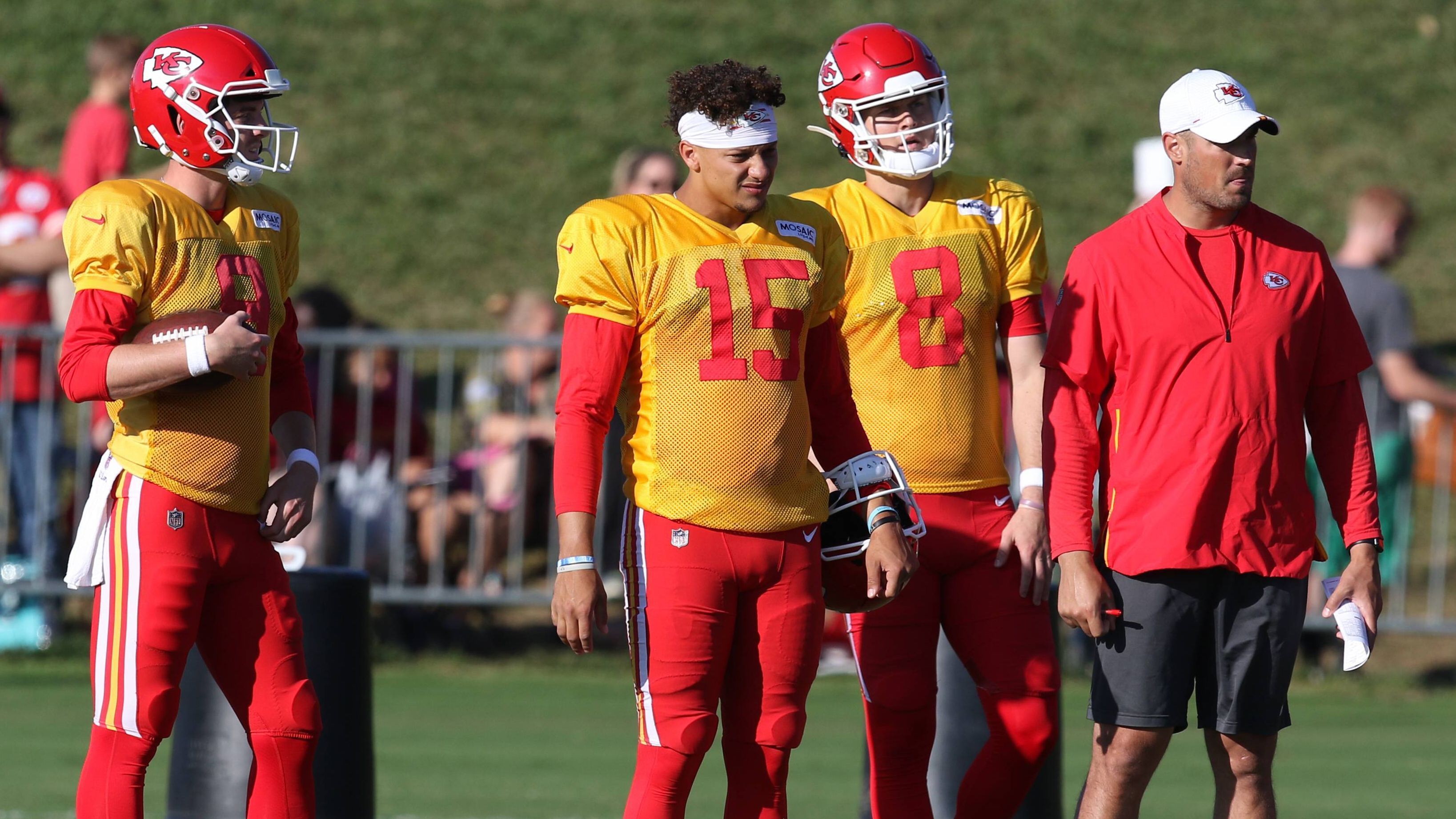 
                <strong>Corona-Protocol: Ablauf der Training Camps</strong><br>
                Während der Training Camps dürfen des weiteren keine Fans oder andere Besucher die Einrichtungen der Teams betreten. Ausnahme: Die Franchises können insgesamt bis zu zwei Trainingseinheiten in Stadien mit Fans auf den Tribünen durchführen - sofern die staatlichen und lokalen Bestimmungen dies zulassen.
              