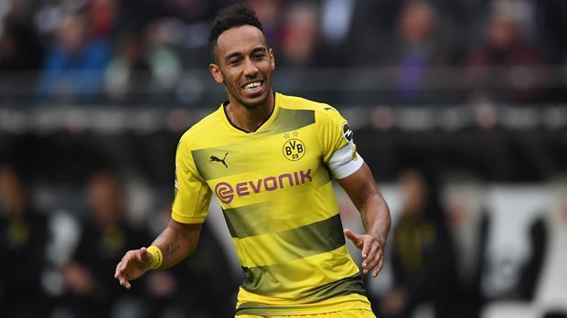 
                <strong>Angriff - Pierre-Emerick Aubameyang (Borussia Dortmund)</strong><br>
                Lewandowskis Dauerrivale um die Torjäger-Kanone, Pierre-Emerick Aubameyang, hatte hingegen eine etwas schwierige Hinrunde hinter sich. Zwischenzeitlich wurde er von Dortmunds Ex-Trainer Peter Bosz sogar suspendiert. Umso erstaunlicher ist es, dass der Gabuner trotz schwankender BVB-Leistungen auch schon 13 Saison-Treffer erzielen konnte und damit natürlich vereinsintern der mit Abstand beste BVB-Torschütze ist. Positiv für Dortmund: Still und heimlich soll Aubameyang schon vor einiger Zeit seinen Vertrag vorzeitig bis 2021 verlängert haben.
              