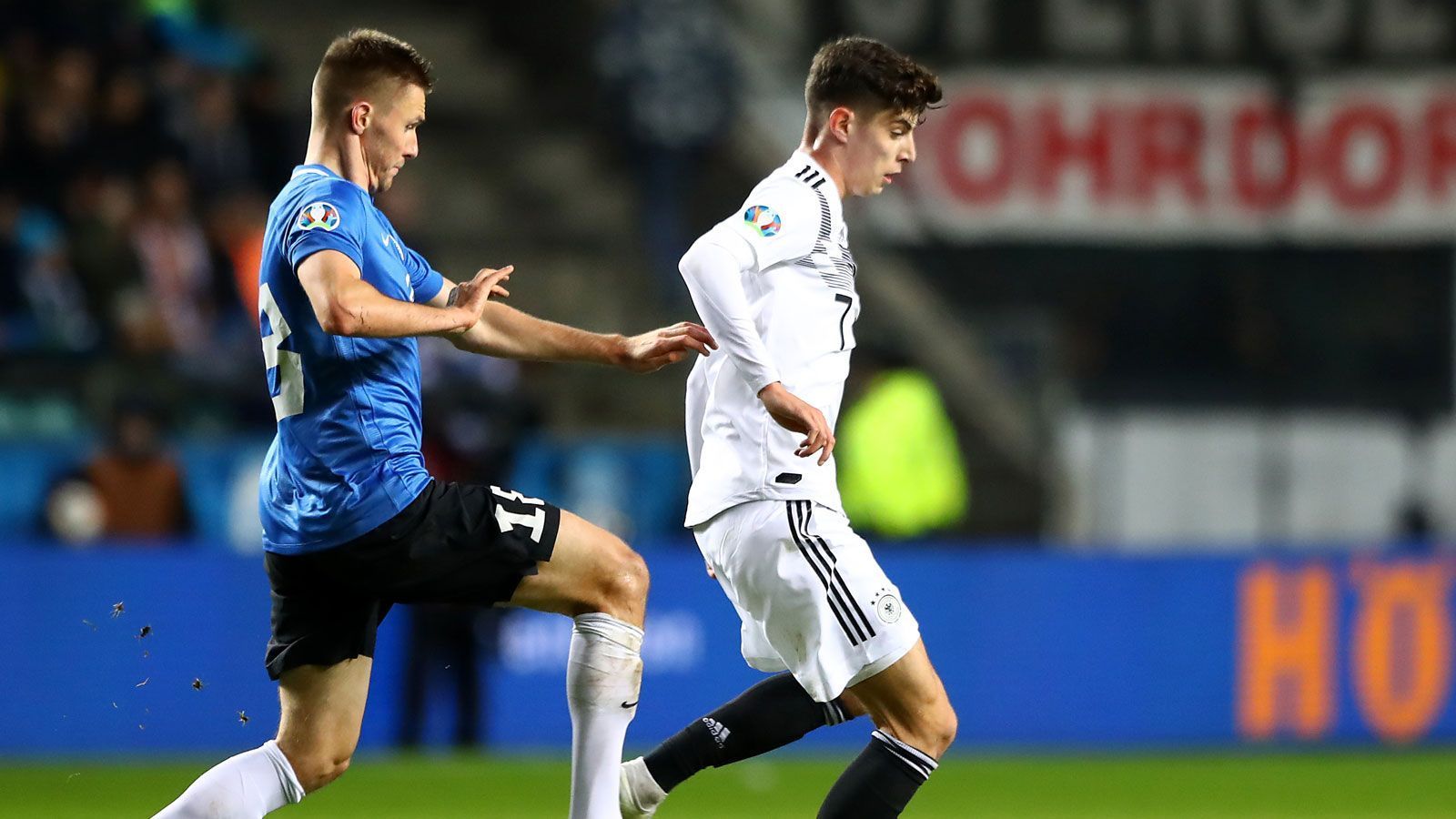 
                <strong>Kai Havertz</strong><br>
                Soll auf der Zehn der Dreh- und Angelpunkt im Mittelfeld sein. Doch sein Zusammenspiel mit Brandt, Reus und Waldschmidt gelingt über weite Strecken nur bis ins letzte Drittel. In Strafraumnähe fehlt in der gesamten deutschen Offensive die Feinabstimmung. Auch Havertz tut sich schwer, die kompakte Defensive der Esten zu knacken. Kommt nach einem schönen Chip von Kimmich kurz vor der Pause zu spät. In der zweiten Halbzeit landet sein Pass in die Spitze zufällig bei Gündogan, der zum 1:0 trifft. Ein Assist, der so aber gar nicht gewollt war. ran-Note: 3
              