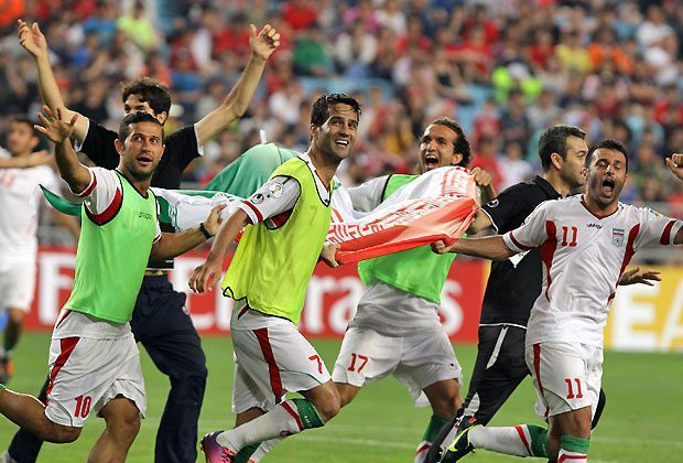 
                <strong>Gruppe F: Iran</strong><br>
                Zum ersten Mal seit 2006 ist der Iran wieder bei einer Weltmeisterschaft vertreten. Die Mannschaft aus Vorderasien sichert sich in ihrer Qualifikations-Gruppe Rang eins vor Südkorea. Fraglich, ob es in Gruppe F für einen der vorderen Plätze reichen wird
              