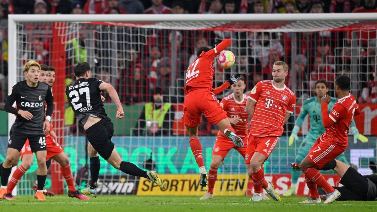 
                <strong>Pokal-Aus gegen Freiburg</strong><br>
                Leichtfertig verspielt der FC Bayern zuhause eine Titelchance und scheidet bereits im Viertelfinale aus dem DFB-Pokal aus. Unglücksrabe Jamal Musiala verursacht den entscheidenden Handelfmeter, den der SC Freiburg zum späten Siegtreffer nutzt. Nach Abpfiff ist der Jungstar untröstlich. Befremdlich ist die Situation seines neuen Trainers, der den 20-Jährigen nicht öffentlich schützt, sondern die Schuld scheinbar auf ihn schiebt:  "Heutzutage darfst du so nicht mehr reinspringen. Das darfst du einfach nicht machen. Du nimmst da ein wahnsinniges Risiko", geht Tuchel hart mit "Bambi" ins Gericht. Ein erstes Anzeichen, dass in München alle auf andere zeigen, um die durchwachsenen Leistungen zu erklären.
              