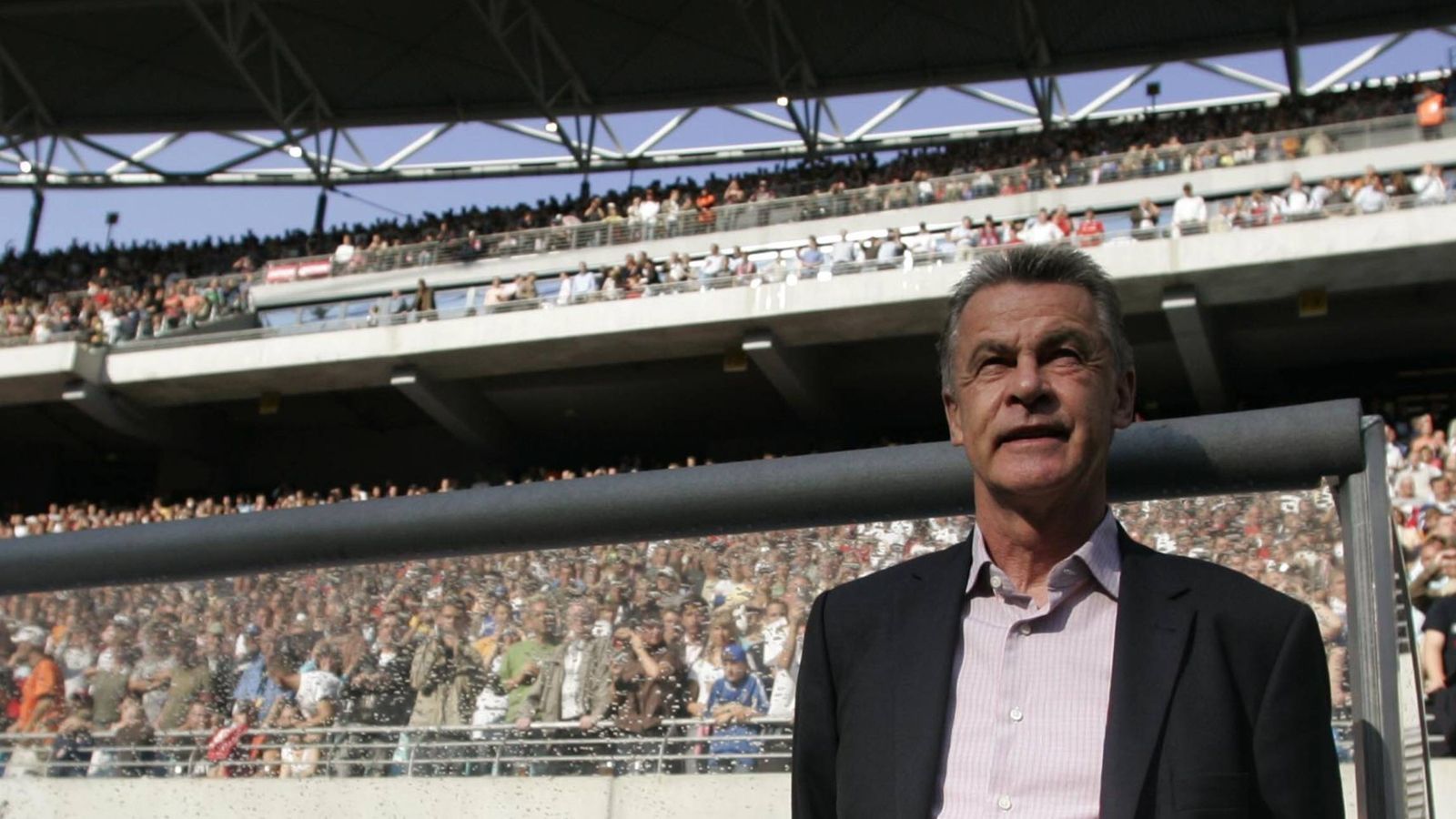 <strong>Platz 9: Ottmar Hitzfeld (460 Bundesliga-Spiele)</strong><br>
                Mehr als 13 Jahre stand Ottmar Hitzfeld für Borussia Dortmund und den FC Bayern München in der Bundesliga an der Seitenlinie und konnte in dieser Zeit sieben Meisterschaften und dreimal den DFB-Pokal gewinnen. Zudem gelang es ihm mit dem BVB 1997 und mit dem Rekordmeister aus München 2001 in der Champions League zu triumphieren.&nbsp;