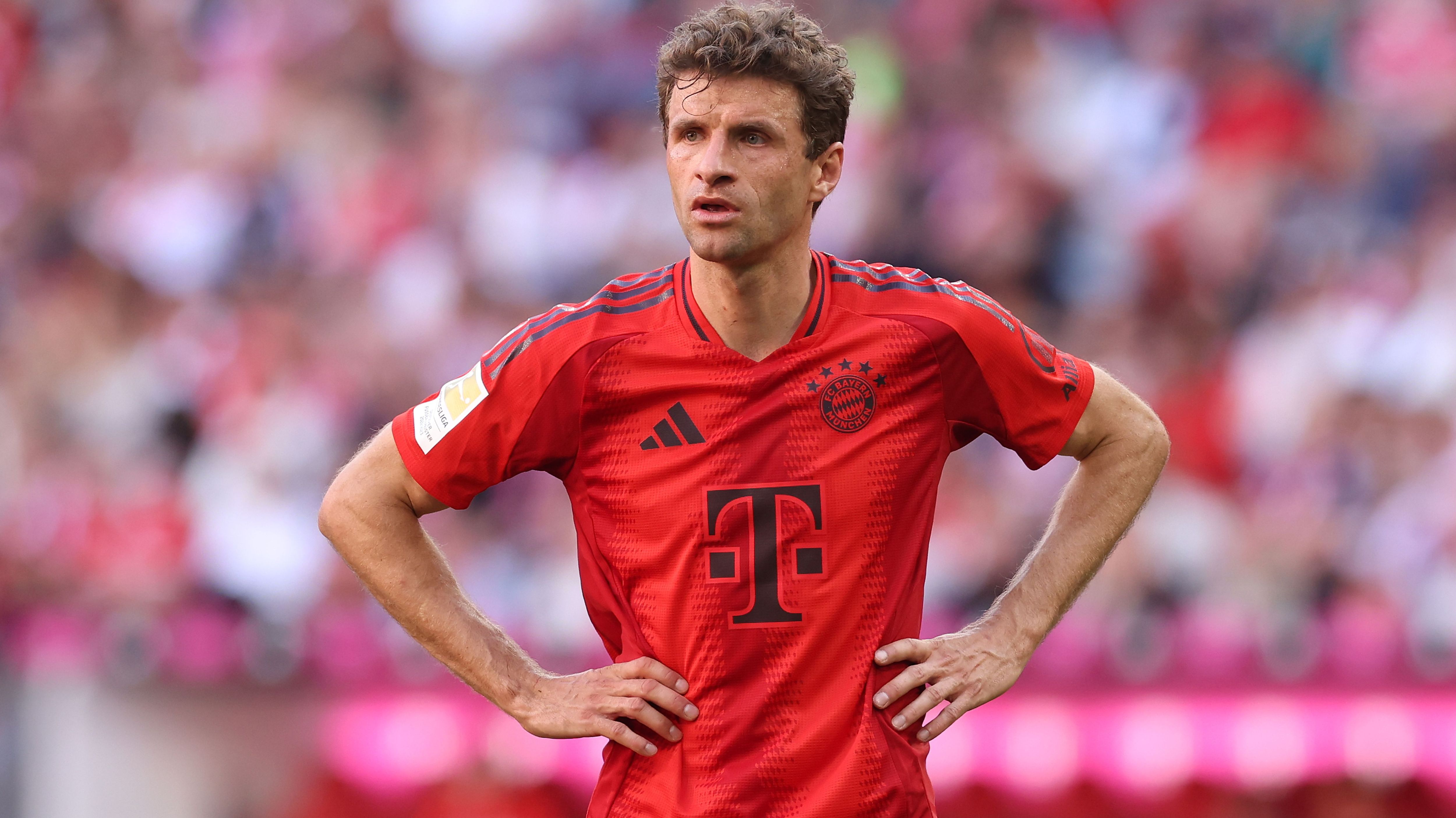 <strong>34. Spieltag: Müller egalisiert Maier-Rekord</strong><br>Thomas Müller hat seinem Legendenstatus beim FC Bayern ein neues Kapitel hinzugefügt. Durch seinen 473. Bundesliga-Einsatz für die Bayern am letzten Spieltag in Hoffenheim zog der Offensivspieler mit Torwart-Ikone Sepp Maier gleich und hält gemeinsam mit dem Weltmeister von 1974 nun den Vereinsrekord für die meisten Spiele im deutschen Oberhaus.