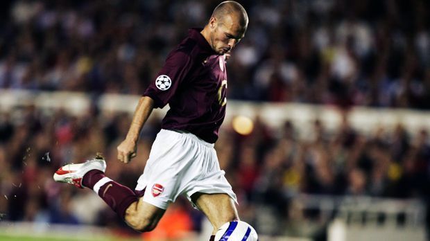 
                <strong>Freddy Ljungberg</strong><br>
                Freddy Ljungberg: Einmal Arsenal und zurück - so könnte man die bisherige Sportler-Karriere des Schweden zusammenfassen. Zwischen 1998 und 2007 spielte Ljungberg, der mit 21 Jahren nach London wechselte, 318 Mal für Arsenal, holte mit den "Gunners" zwei Meistertitel, sogar drei Mal den Pokal. Danach ging es bei West Ham in der Premier League weiter. Nach einer Weltreise mit Stationen in den USA, Japan und Indien führte der Weg des mittlerweile 39-Jährigen im Sommer 2016 wieder zurück zu Arsenal, wo er nun als Nachwuchstrainer seinem einstigen Förderer Arsene Wenger quasi zuarbeitet.
              