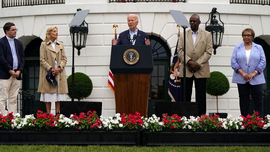 US-Präsident Joe Biden (M.) und die First Lady Jill Biden (2. v. l.) am Nationalfeiertag (4. Juli).