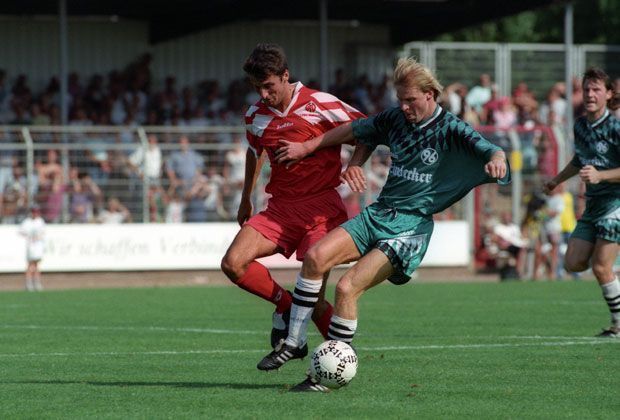 
                <strong>Das ist HSV-Coach Josef "Joe" Zinnbauer</strong><br>
                Als aktiver Spieler kickte Zinnbauer (links) unter anderem 1995/1996 beim 1. FSV Mainz 05. Dort absolvierte er 17 Partien in der Zweiten Liga, musste seine Karriere allerdings aufgrund eines Knorpelschadens bereits mit 25 Jahren beenden.
              