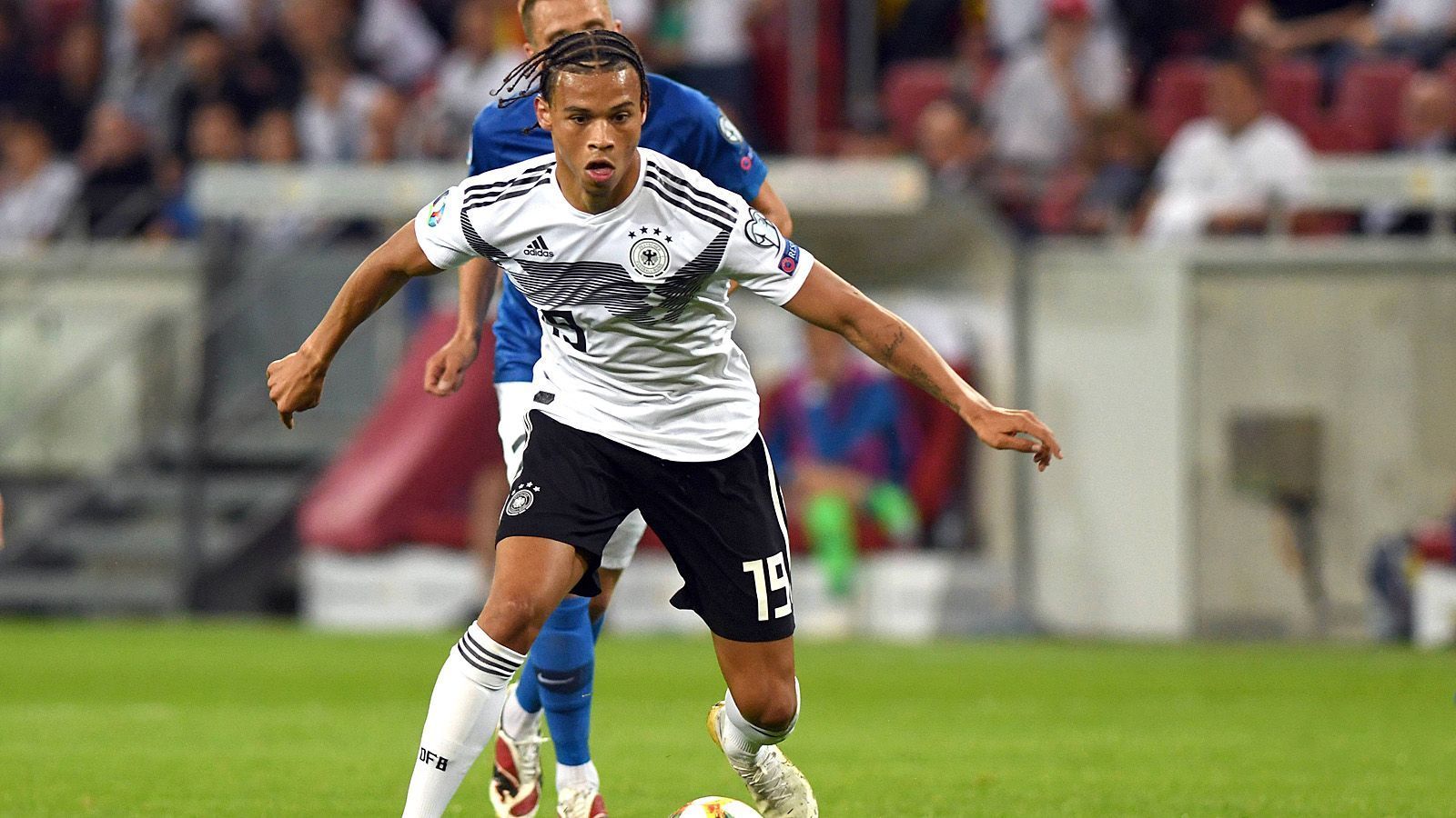 
                <strong>Mittelfeld</strong><br>
                Leroy Sané (Manchester City): Sollte er seinem Kreuzbandriss völlig auskuriert haben und zu alter Stärke genesen, ist der 23-Jährige auf der linken Außenbahn eine Waffe, auf die Löw nicht verzichten kann. Dürfte nach seinem WM-Aus 2014 auch dazugelernt haben. ran-Fazit: Sicher dabei
              